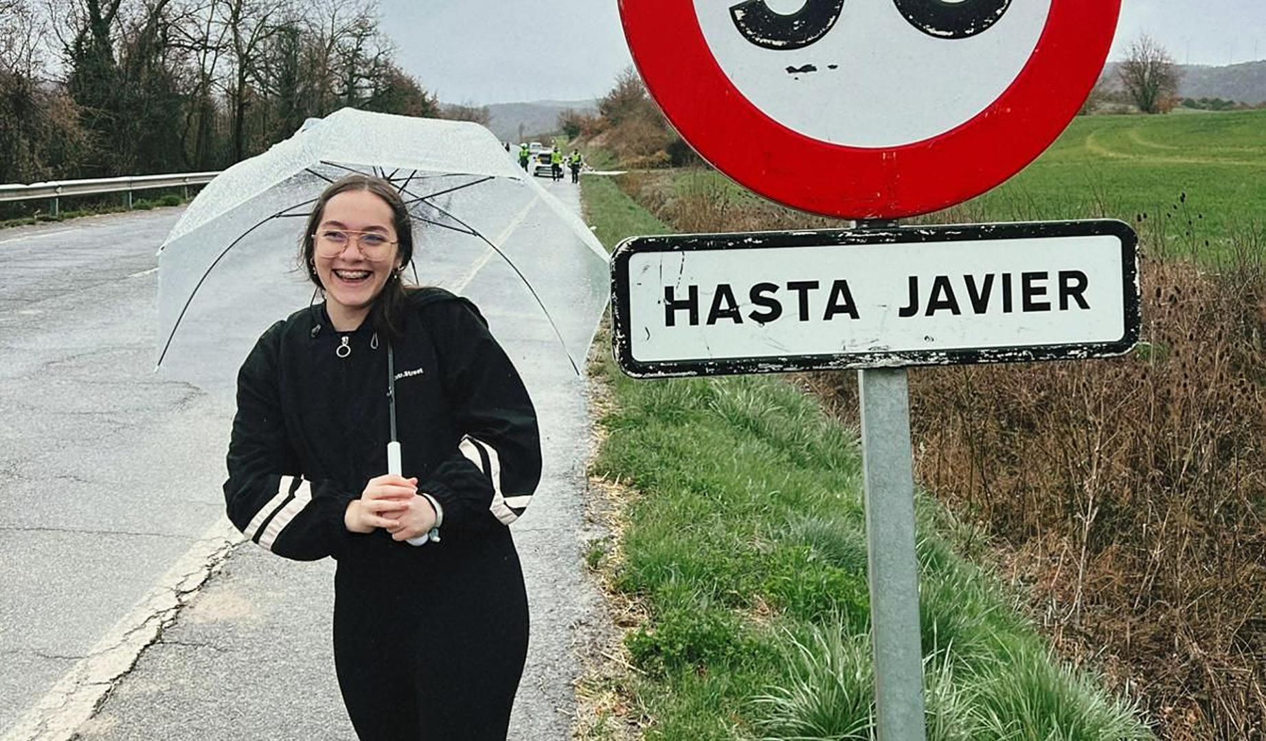 Paulette Flores, junto a un cartel durante la última Javierada en Navarra