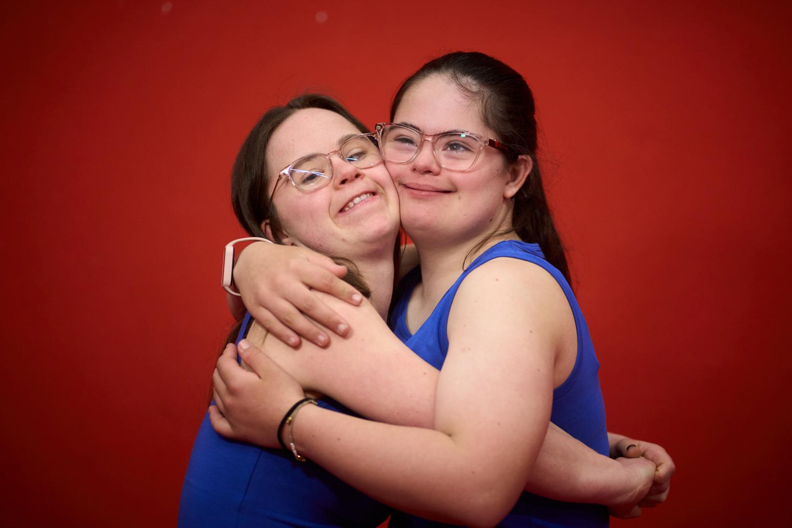 Abrazo entre las gimnastas Andrea de Jesús e Ines Alli, que competirán este domingo en el Campeonato de España