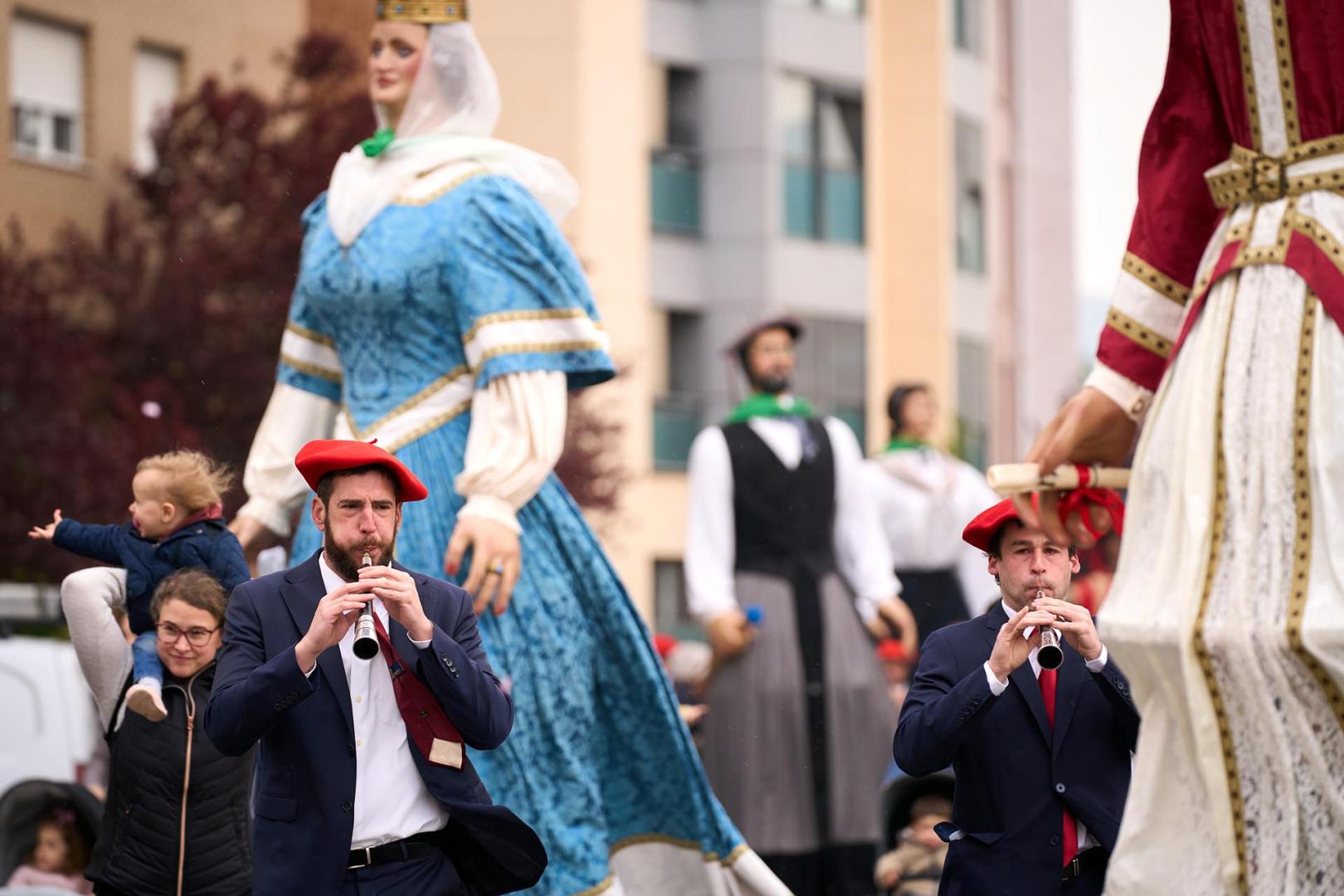 Foto del desfile de los Gigantes de Huarte con motivo del 75 aniversario de la comparsa