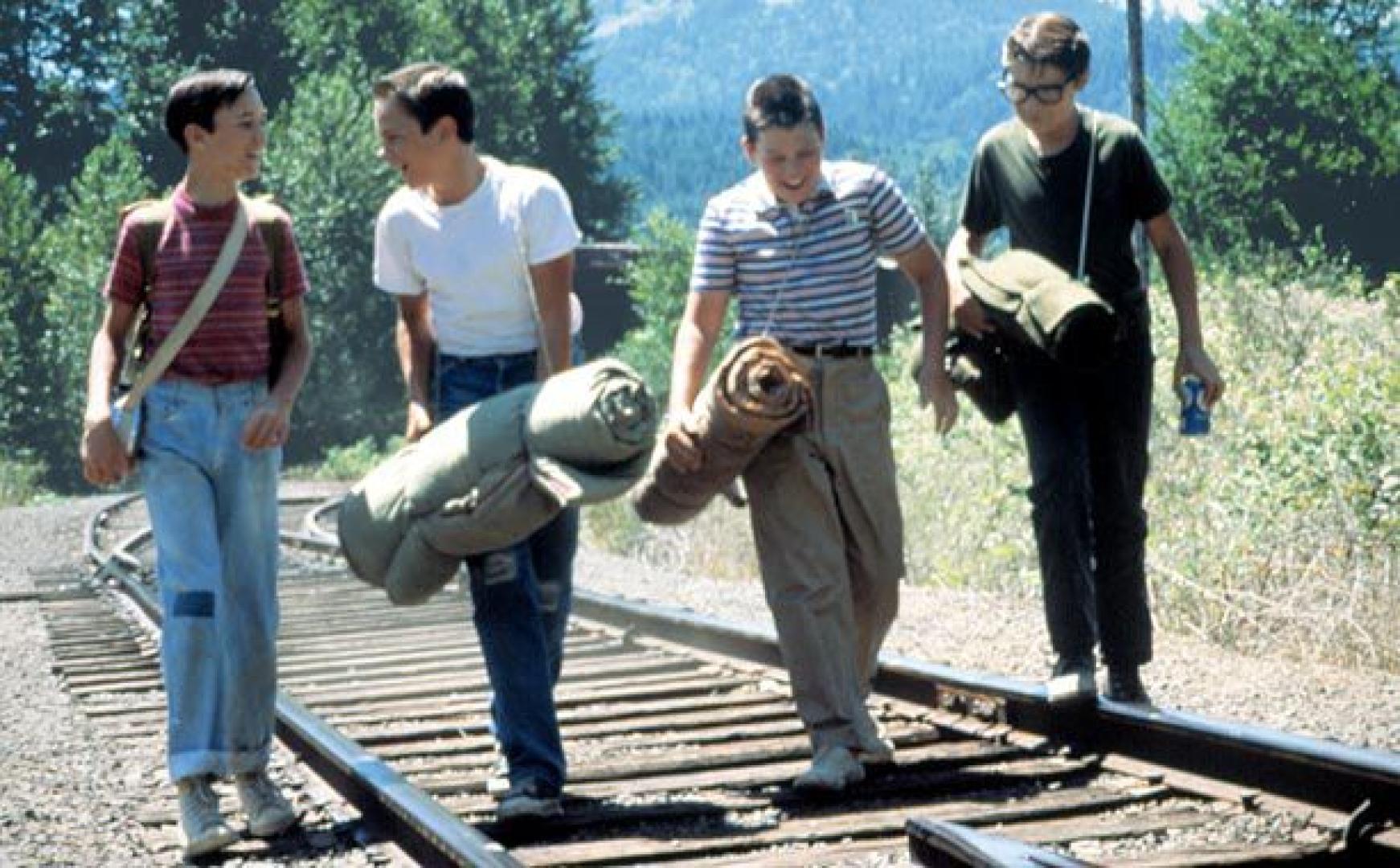 Fotógrama de la película 'Cuenta conmigo' ('Stand by me'), en la que cuatro amigos de 12 años se marchan de casa en busca de un chico de su edad desaparecido.