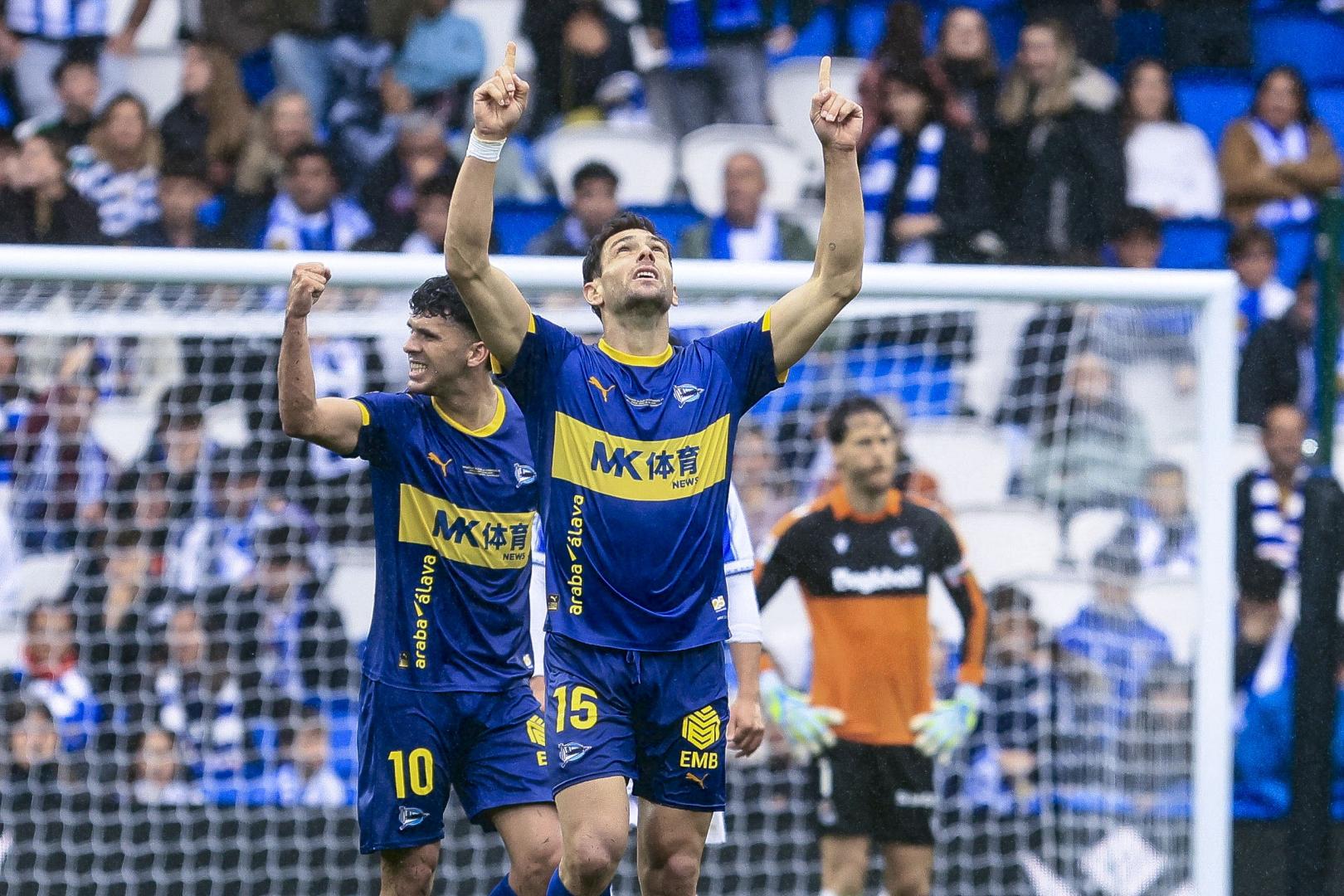 El jugador de Alavés Lucas Boyé celebra su gol contra la Real Sociedad