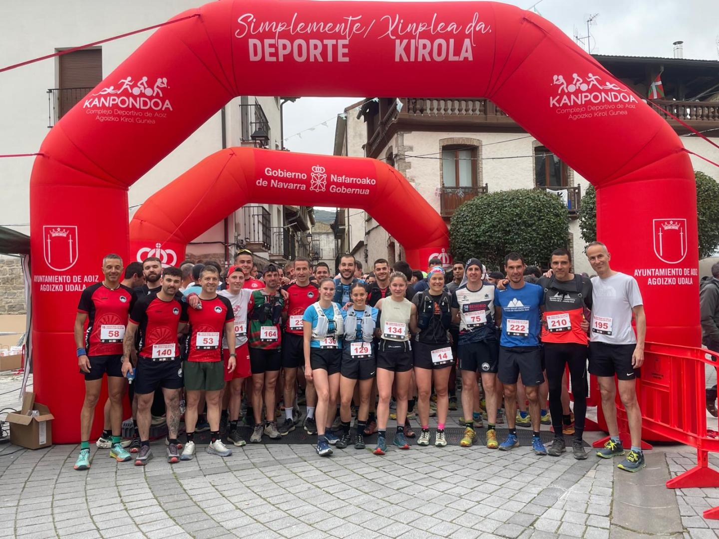 Los participantes de agoizkos en la línea de meta.ek