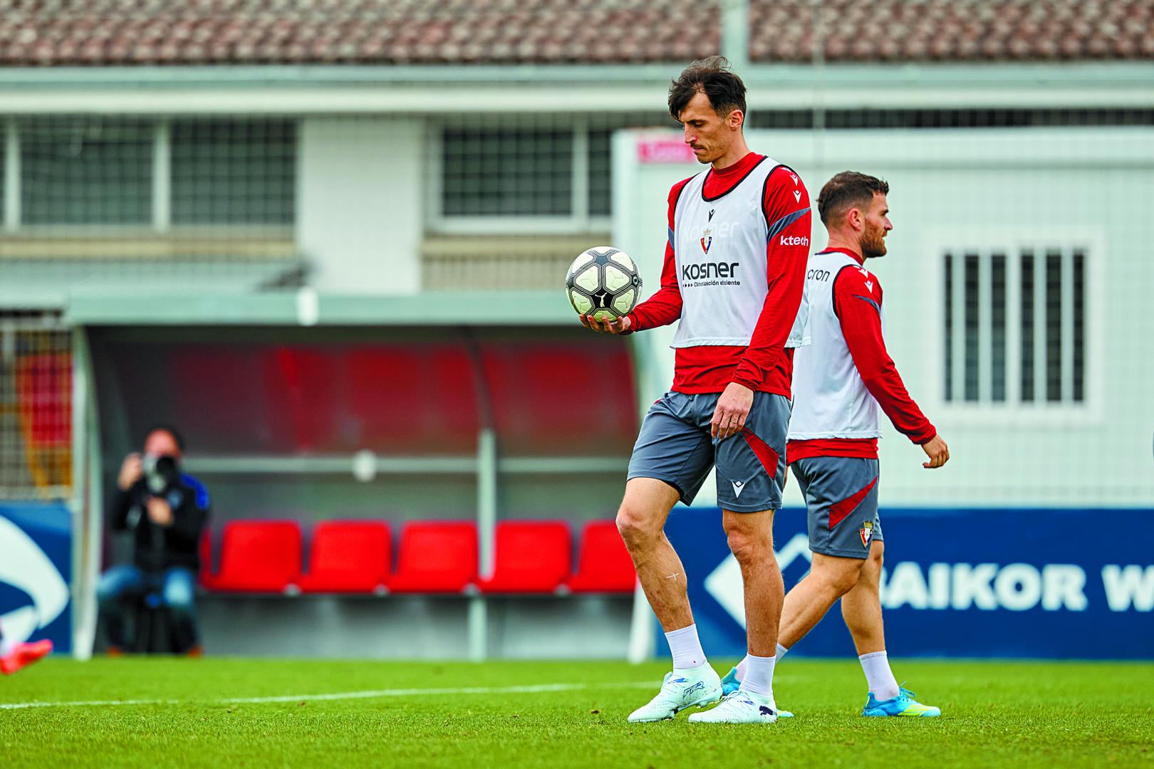 Ante Budimir, con el balón retro con el que se jugará el partido