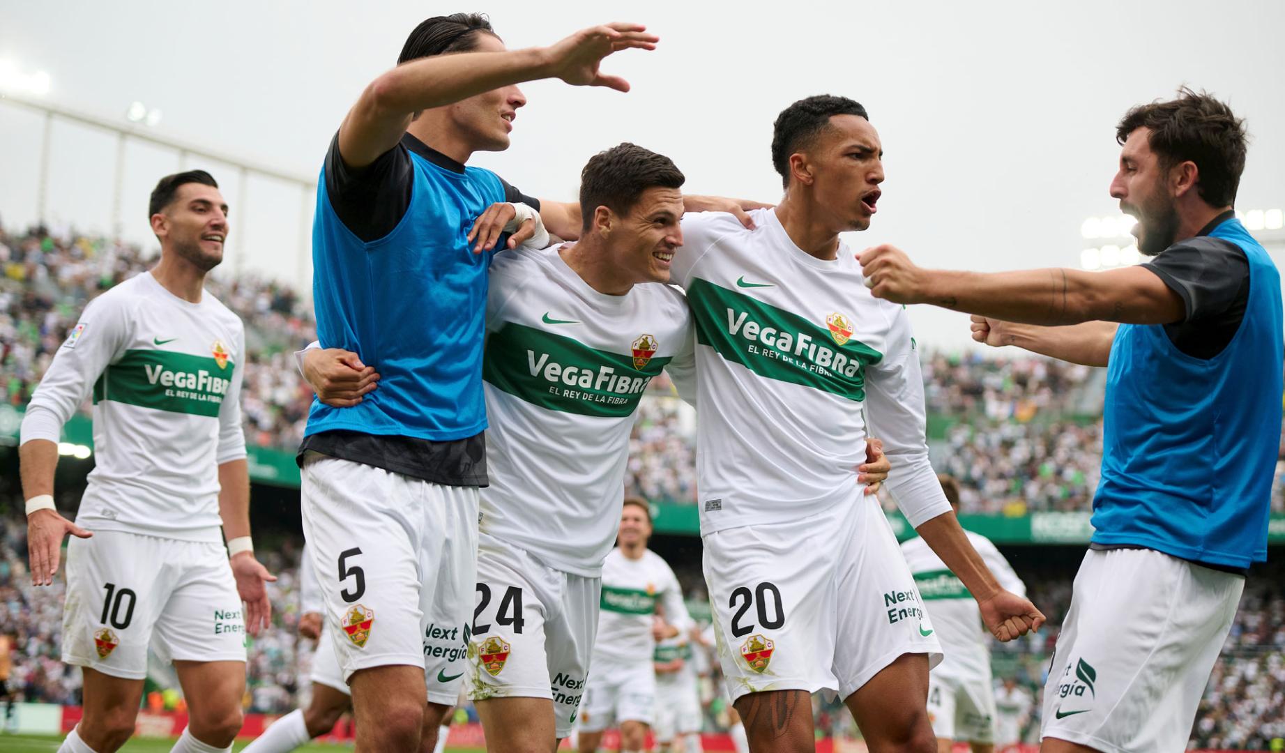 El futbolista del Elche Lucas Cepeda celebra el gol en el partido con el Valencia
