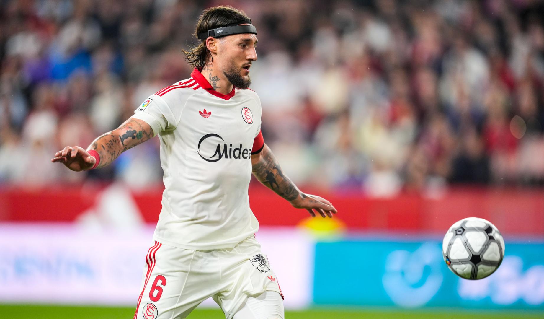 El defensa del Sevilla Nemanja Gudelj, durante el partido de LaLiga de fútbol que Sevilla FC y Atlético de Madrid