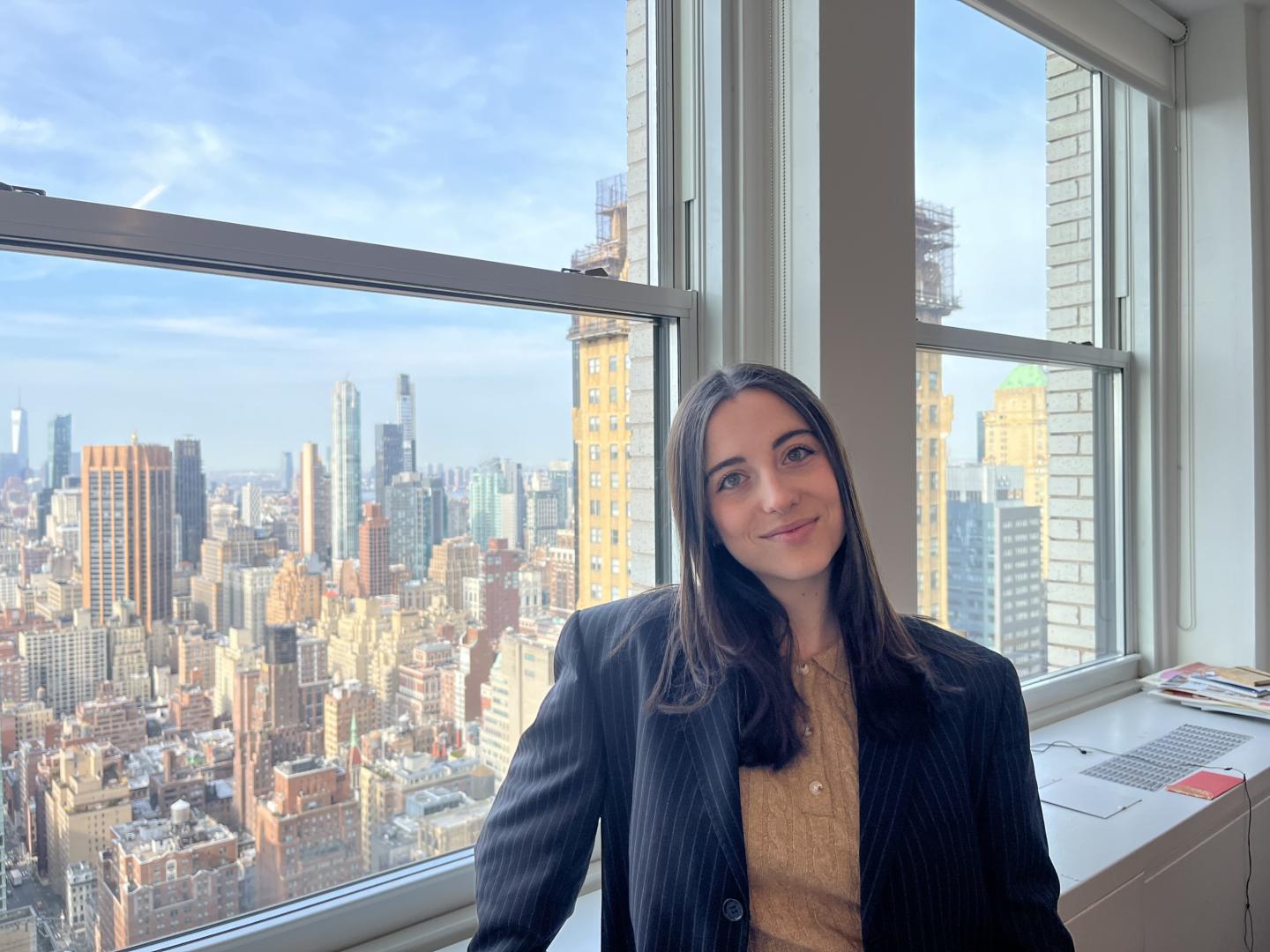 La joven tudelana posa en la ventana de su oficina, situada en la planta 47 del edificio Chrysler de Nueva York, construido en 1930 y uno de sus rascacielos más emblemáticos (cuenta con 77 pisos).