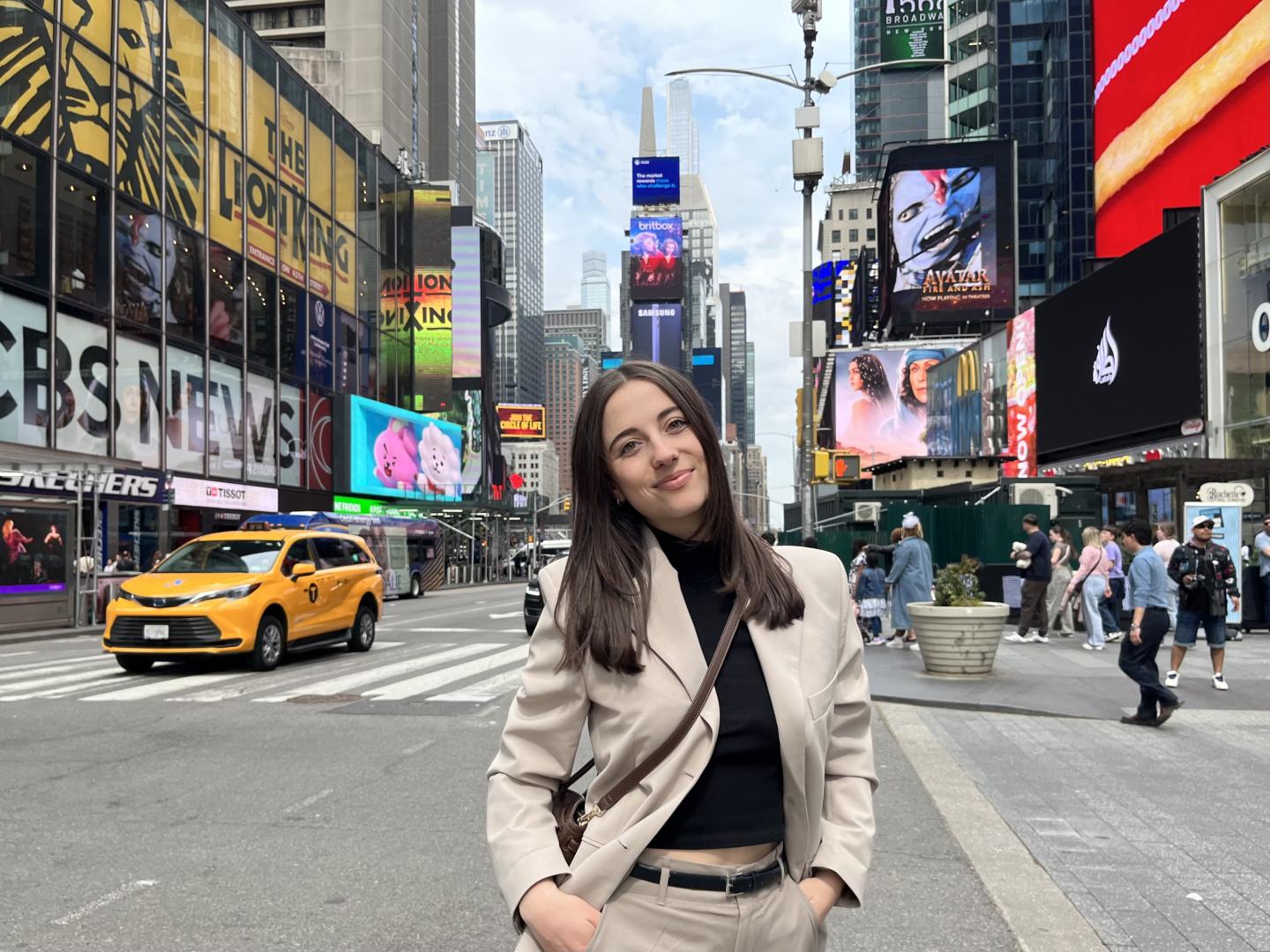 Naroa Sesma Berruezo en Times Square, centro neurálgico de la ciudad, famoso por sus inmensas pantallas LED y por albergar los teatros de Broadway.