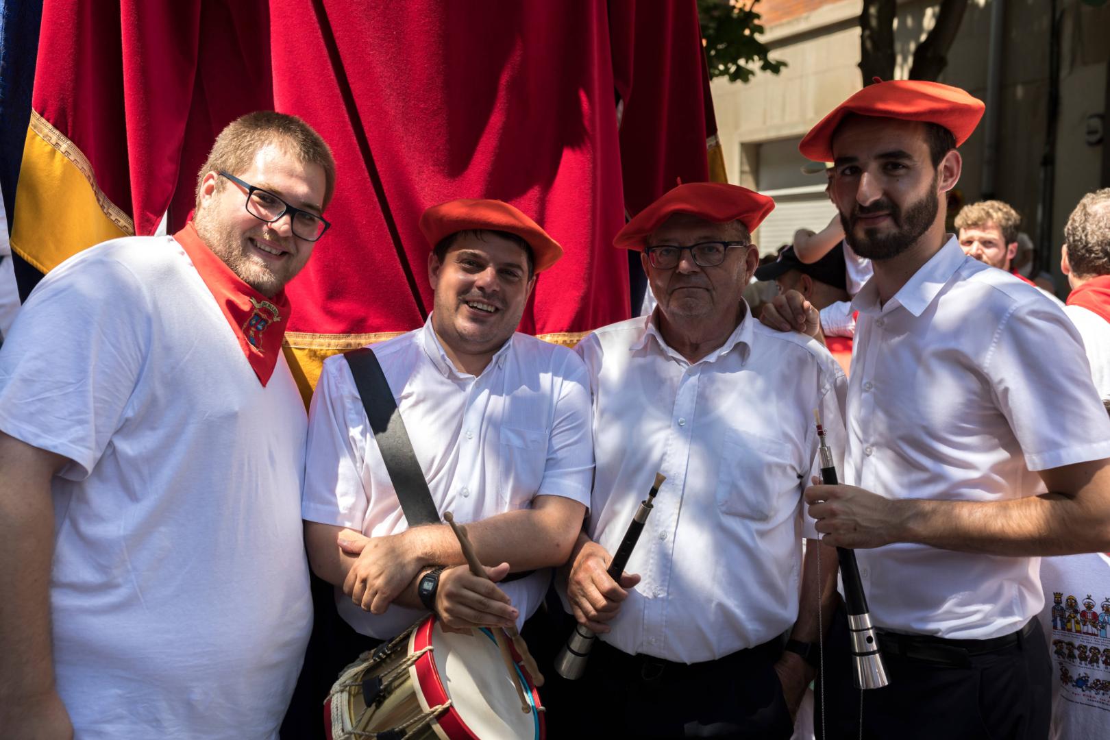 Javier Lacunza, segundo por la derecha, en un receso con la comparsa de gigantes en los Sanfermines de 2018.