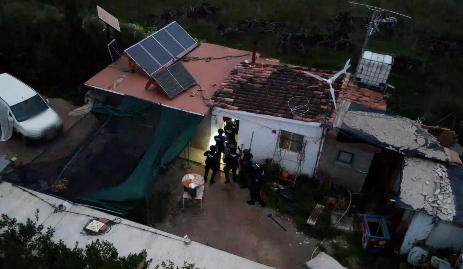 Agentes de la Guardia Civil durante la operación