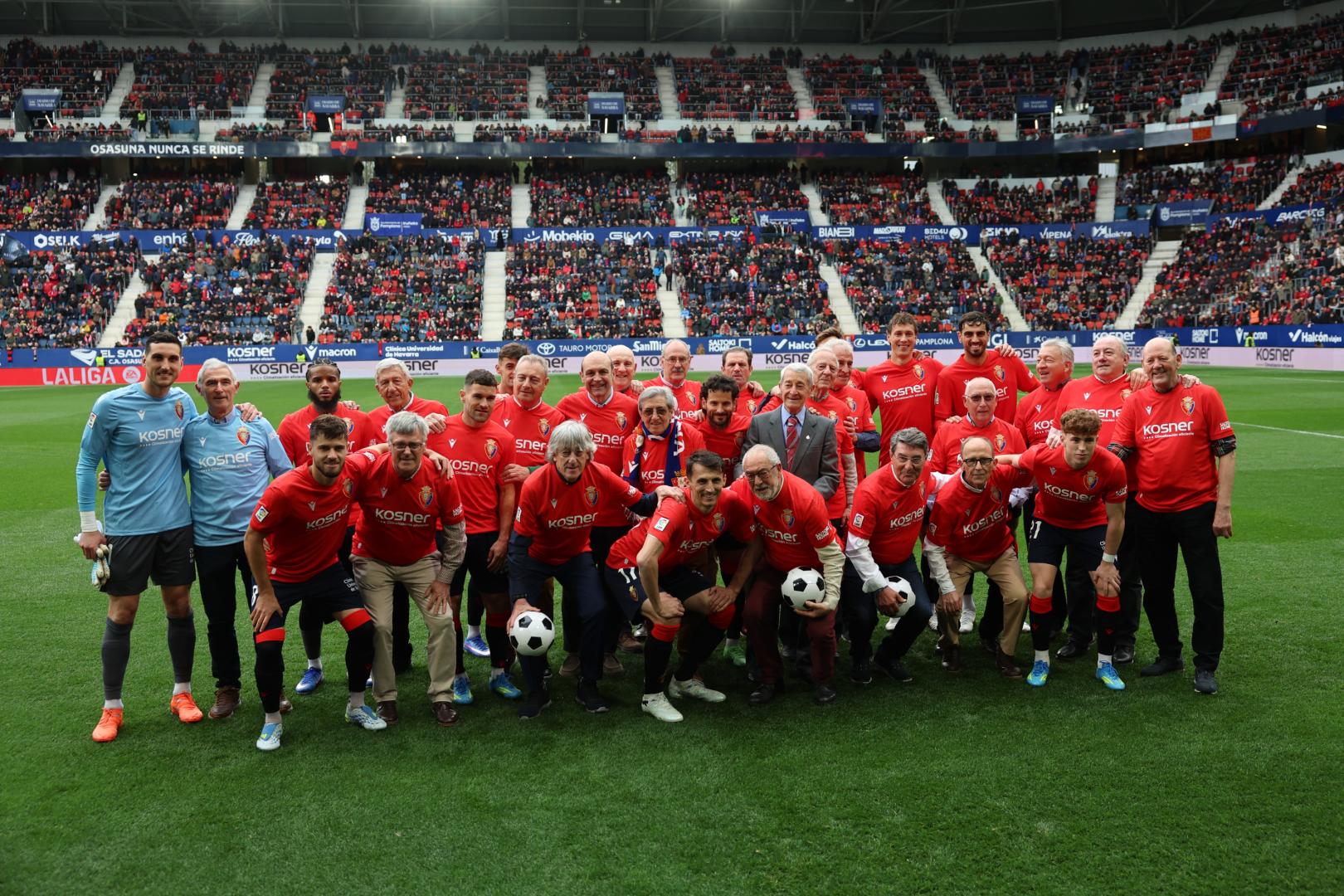 Los jugadores del ascenso del año 80 han dado una vuelta de honor al estadio antes del partido ante el Betis