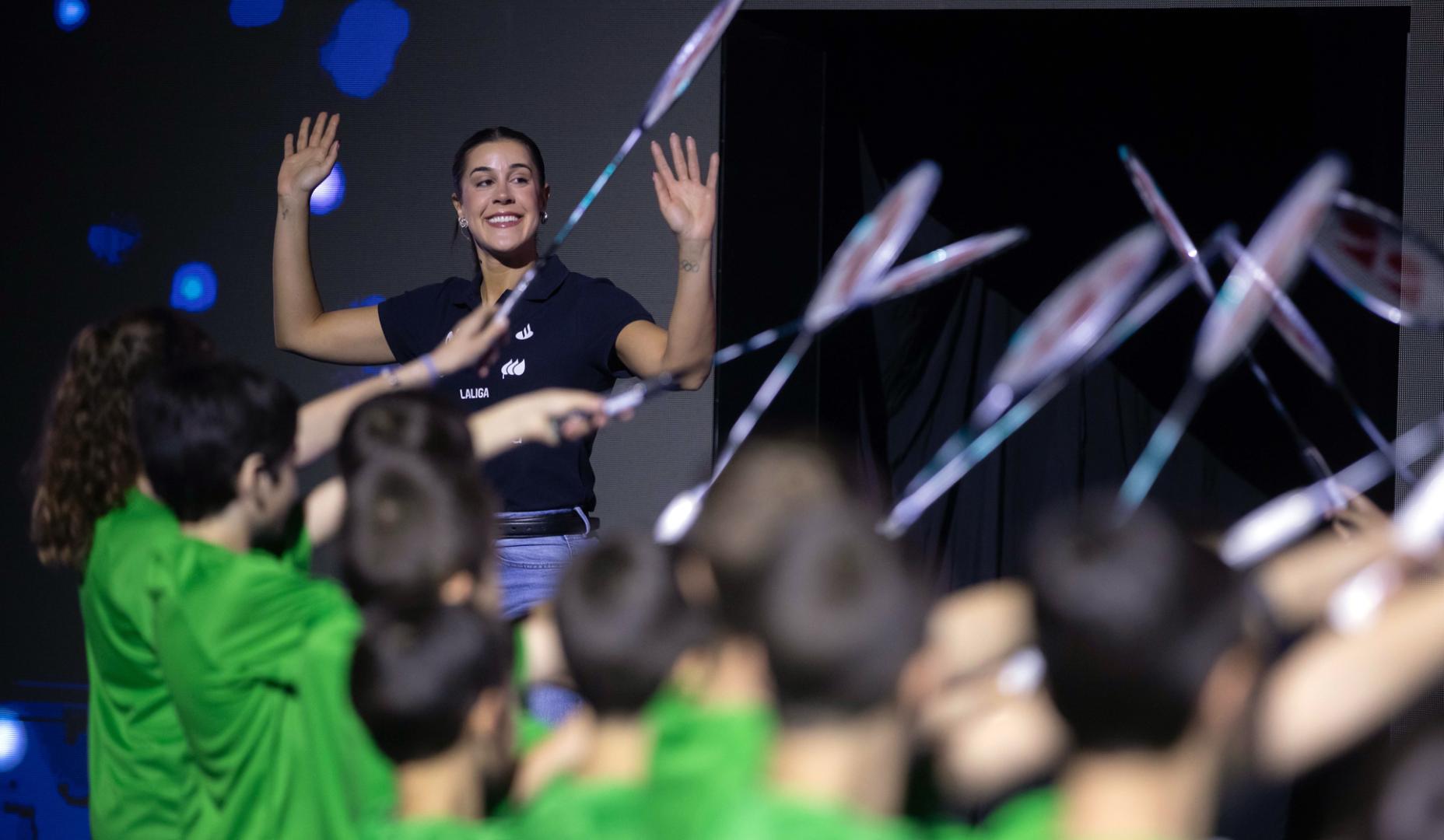 Pasillo de honor para la deportista onubense Carolina Marín, que se ha despedido del deporte profesional