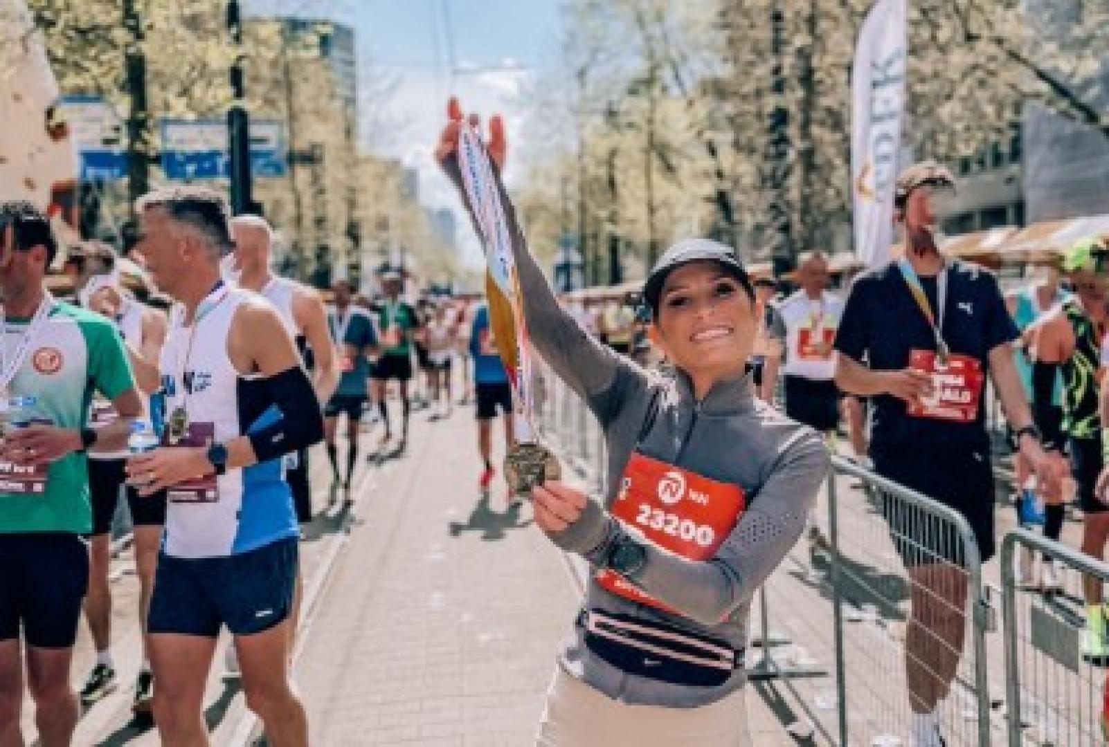 Verdeliss, la navarra Estefanía Unzu Ripoll, con su medalla tras acabar su 64ª maratón, esta vez en Rotterdam