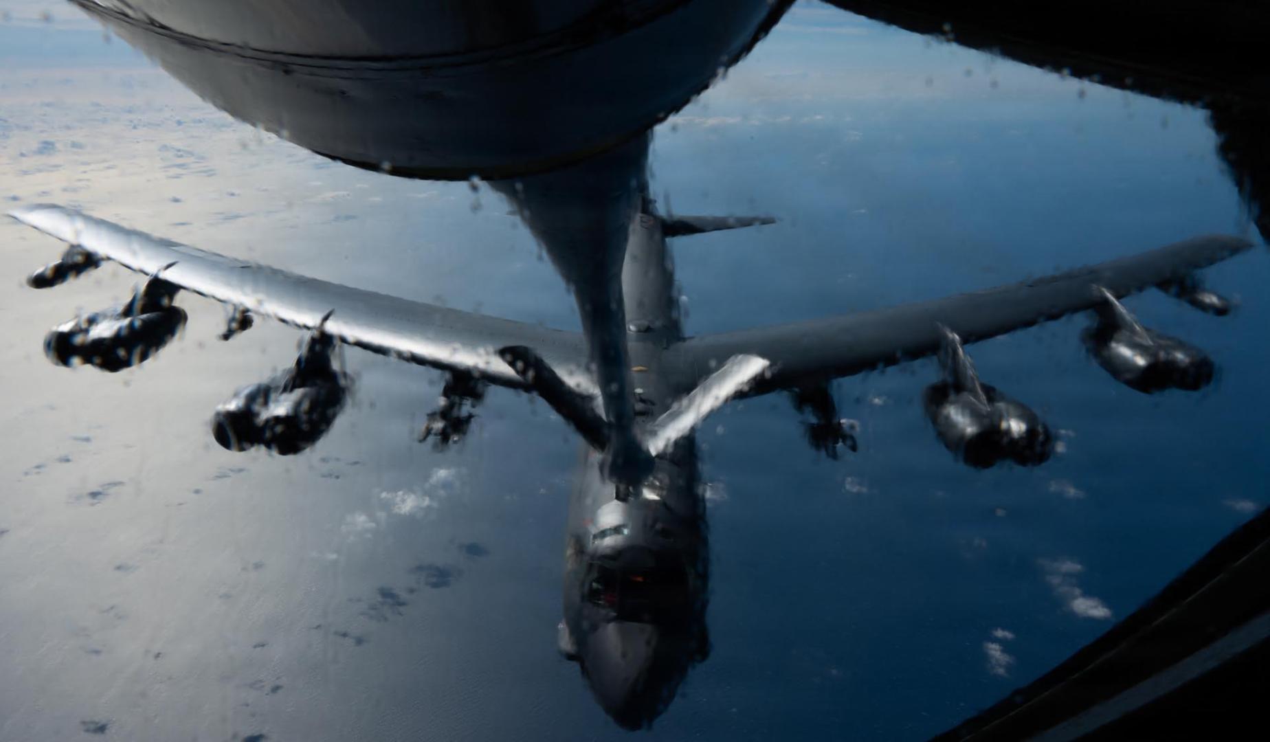 Un Air Force B-52H reposta en vuelo de un KC-135 durante los ataques de EE UU en Irán
