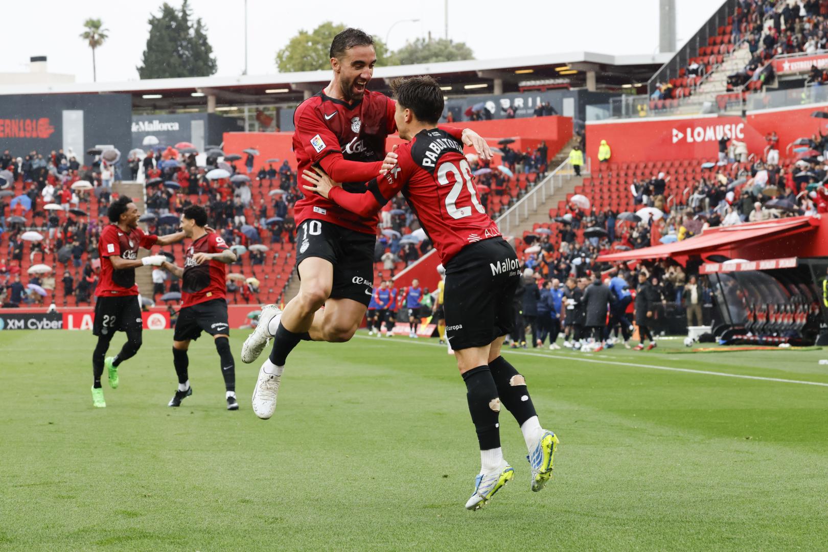 Los jugadores del Real Mallorca Darder y Pablo Torre (d) celebran uno de los goles del equipo durante el partido de la jornada 31 de LaLiga EA Sports entre el Real Mallorca y el Rayo Vallecano, este domingo en el Estadi Mallorca Son Moix