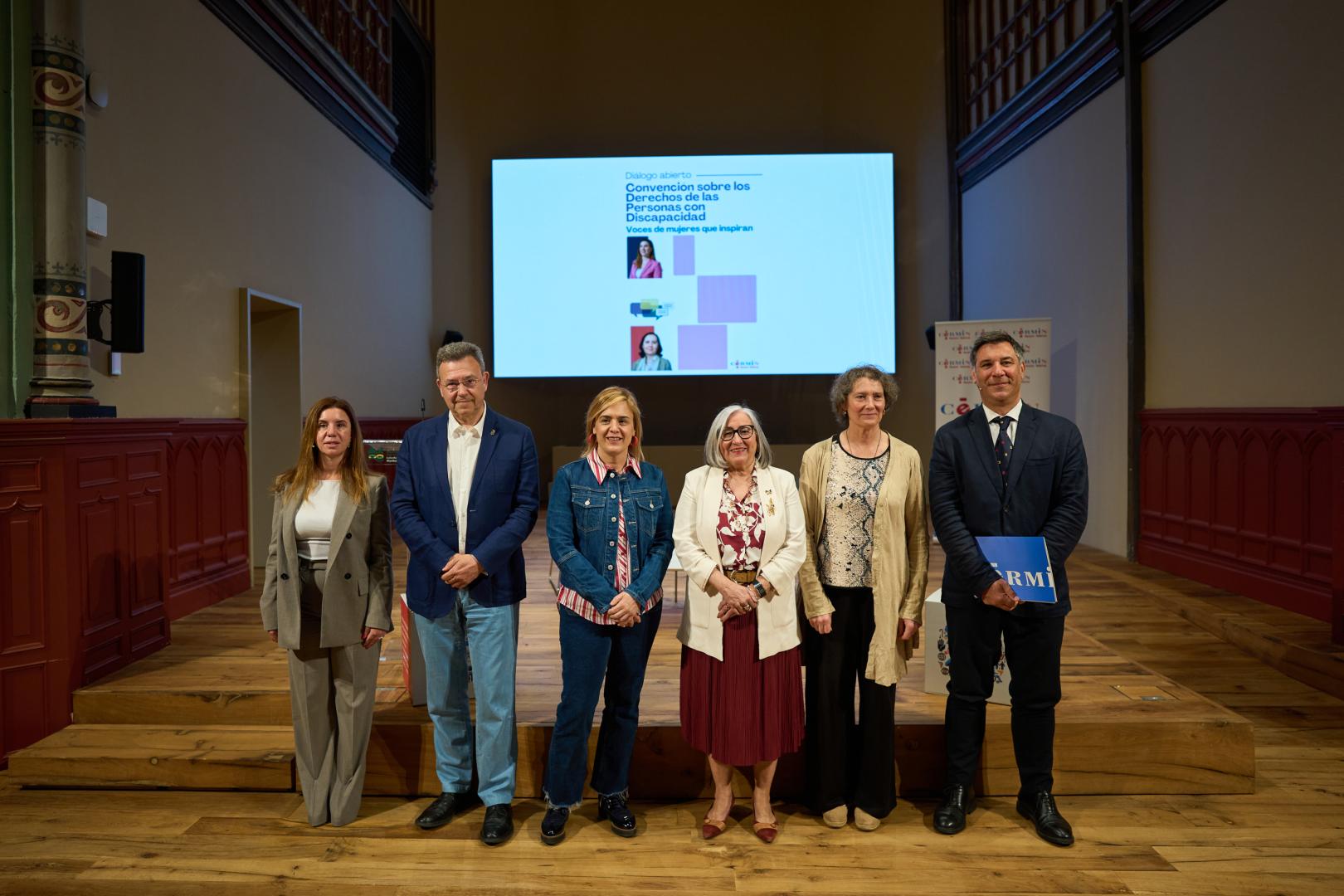 La presidenta de CERMIN, Mª Luz Sanz, con representantes institucionales