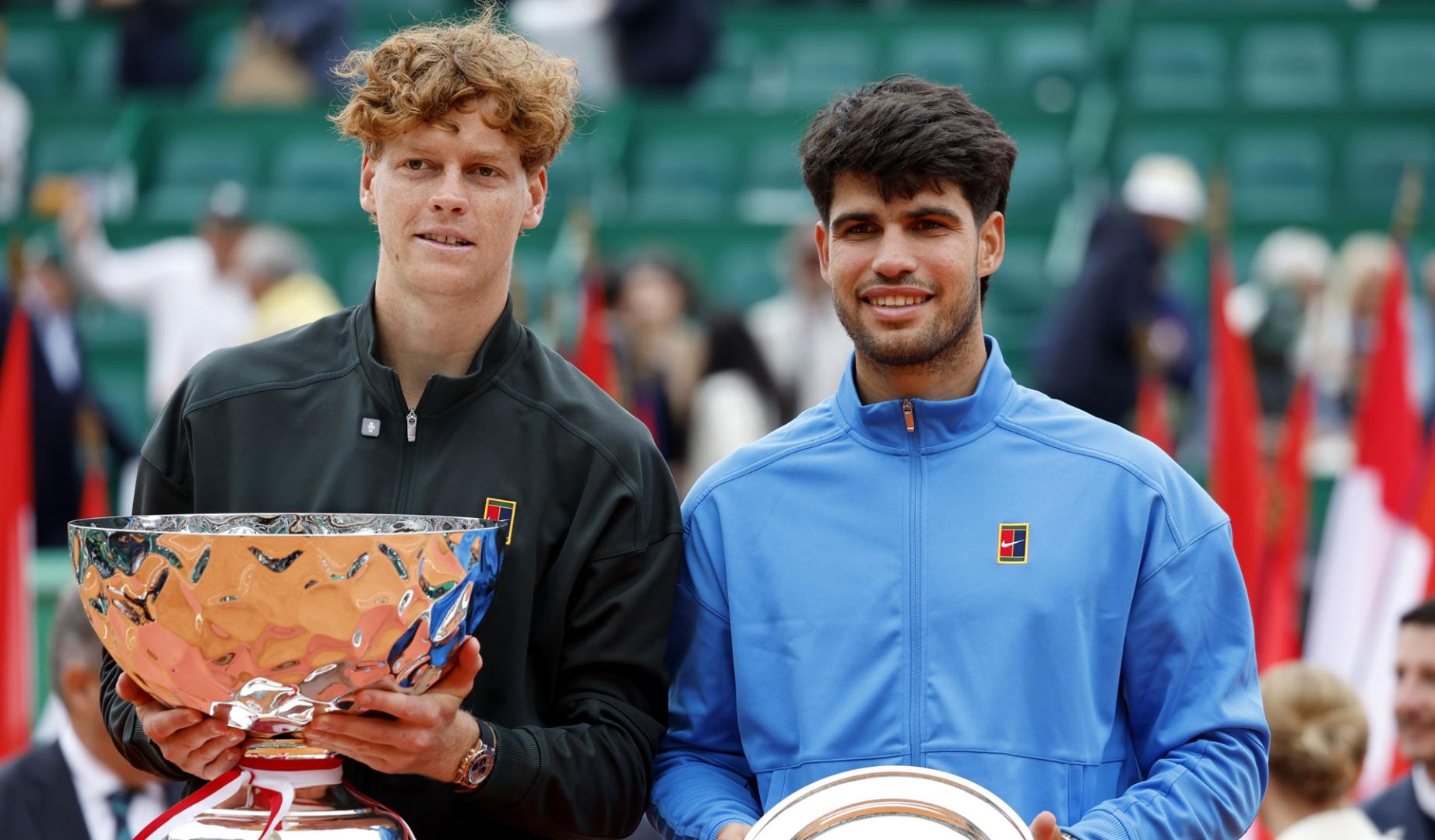 El italiano Jannik Sinner y Carlos Alcaraz posan con sus trofeos tras la final del Masters 1000 de Montecarlo