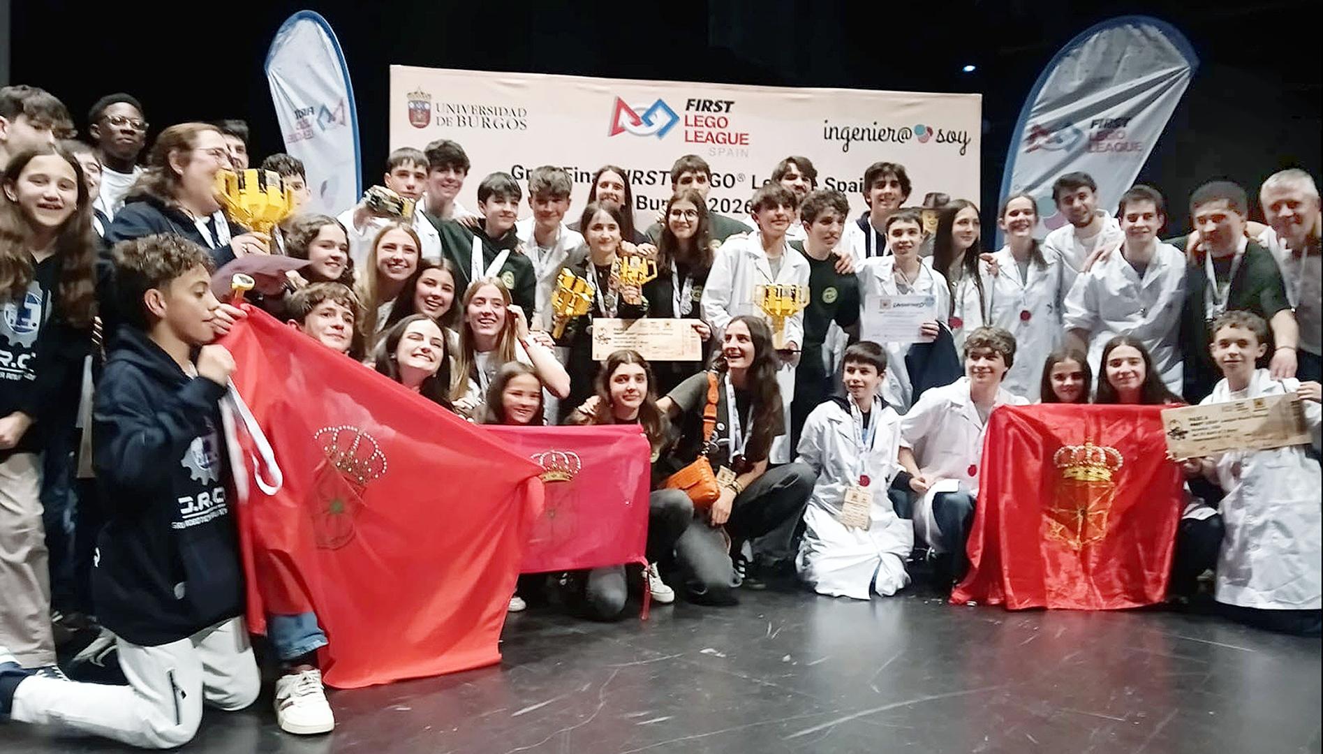 Los tres equipos navarros; Legotronic Beavers con camiseta verde; GRAT-Anunciata con sudadera azul; y FS Ingenium Team con bata blanca.
