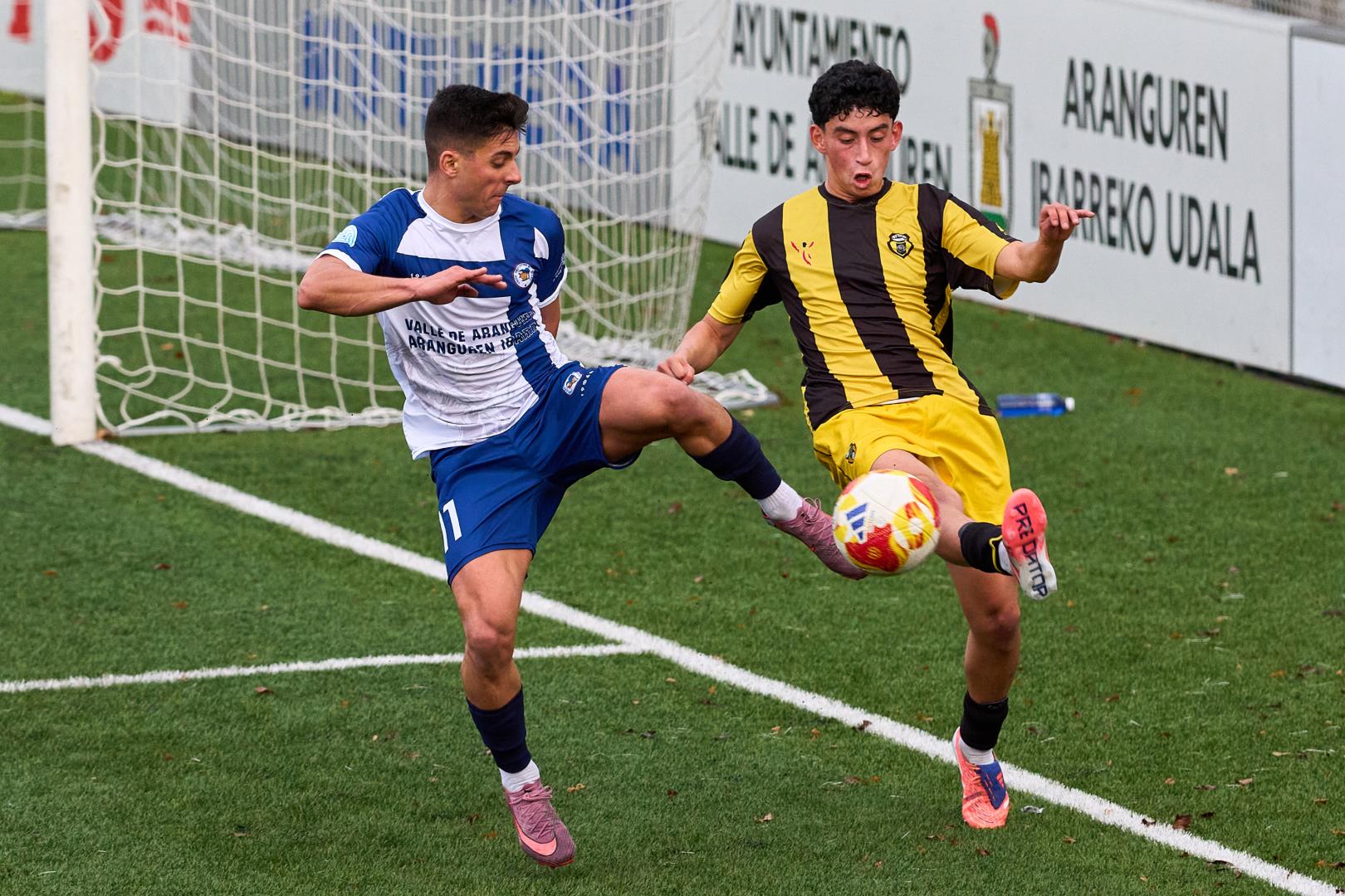 Los navarros Adrián Roncal, carrilero de la Mutilvera, e Iker Quintero, lateral del Basconia, pugnan por un balón en el partido de la primera vuelta