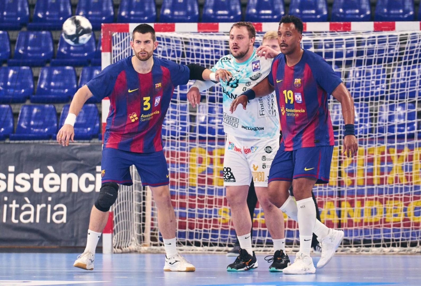 Antonio Bazán, con el 3 en la camiseta azulgrana, en el duelo del pasado sábado que dio el título de campeón de  la Liga Asobal al Barça