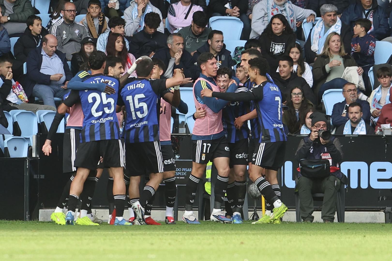 El jugador del Oviedo Federico Viñas (d), celebra su gol contra el Celta de Vigo, durante el partido de la jornada 31 de la LaLiga EA Sports de fútbol que Celta de Vigo y Real Oviedo disputan este domingo en el estadio de Balaídos