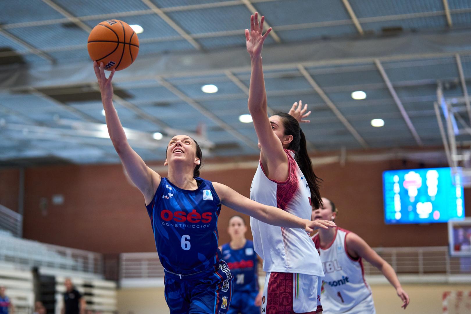 Faustine Parra lanza ante la presión de una jugadora de Bosonit