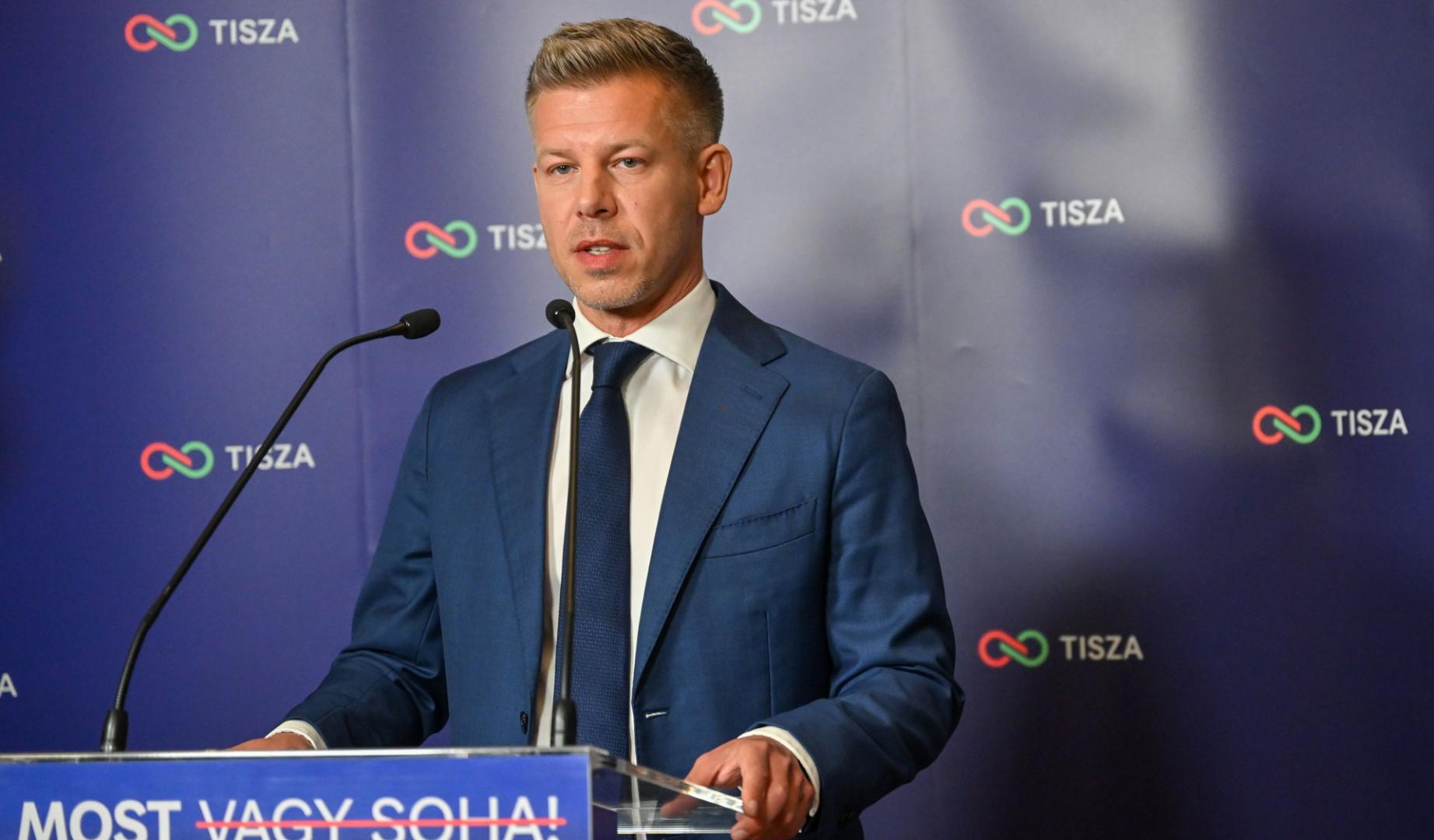 El conservador Péter Magyar ofrece una rueda de prensa mientras salen los resultados electorales