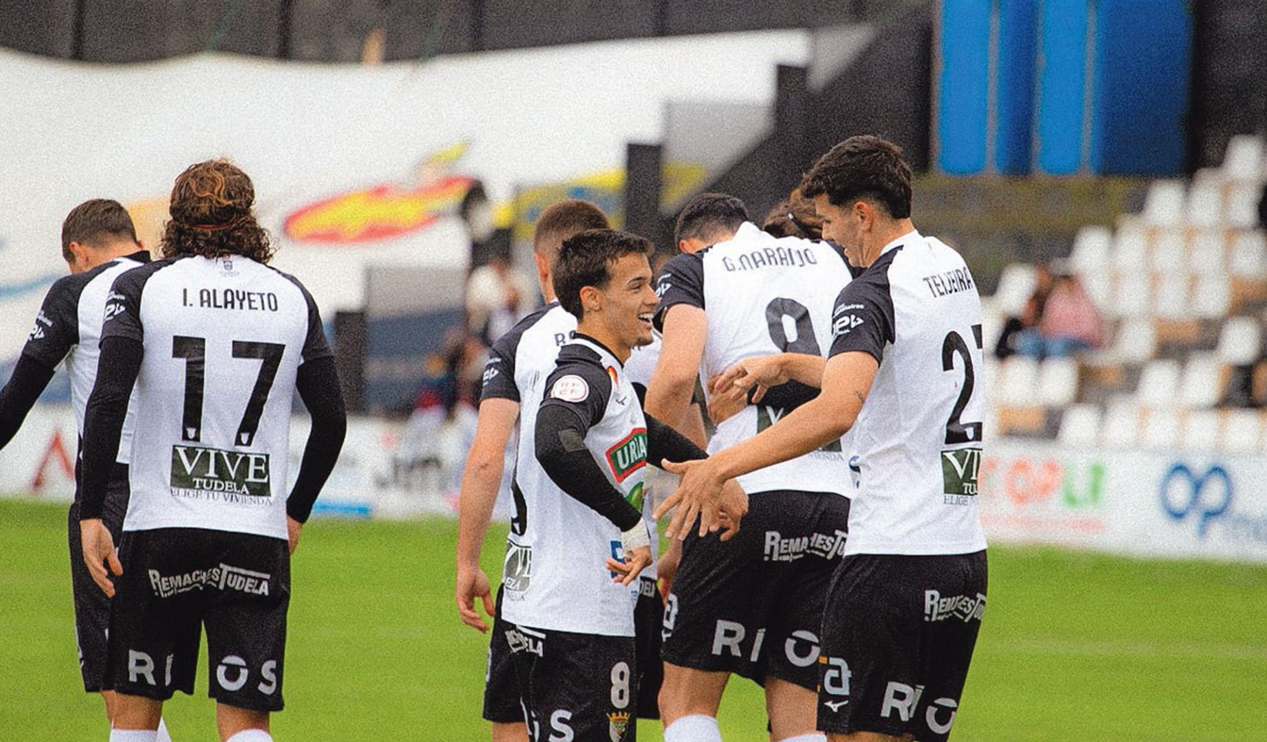 Los jugadores del Tudelano celebran uno de los tres goles que marcaron ante el Alfaro