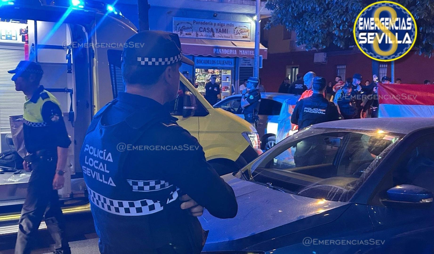 Policías locales de Sevilla, en el lugar del accidente, en foto de archivo.