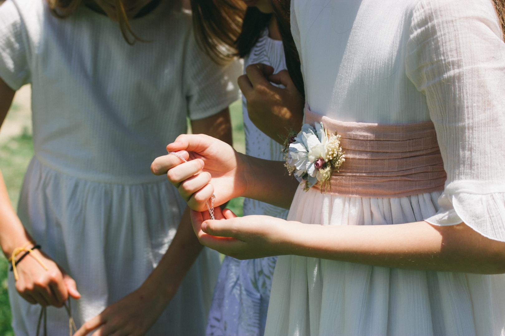 Al precio del vestido o el traje de marinero hay que añadir el coste de los complementos tradicionales