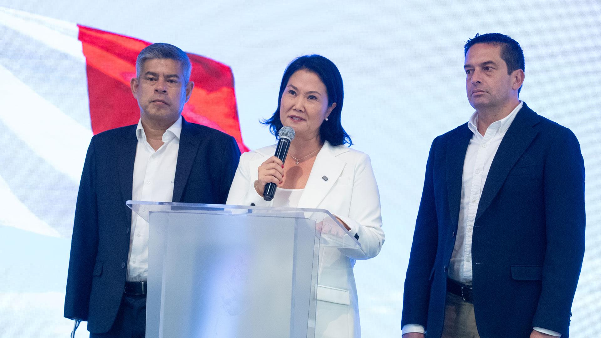 La candidata presidencial peruana Keiko Fujimori (c) habla en una rueda de prensa junto a Luis Galarreta (i) y Miki Torres (d) este domingo, en Lima