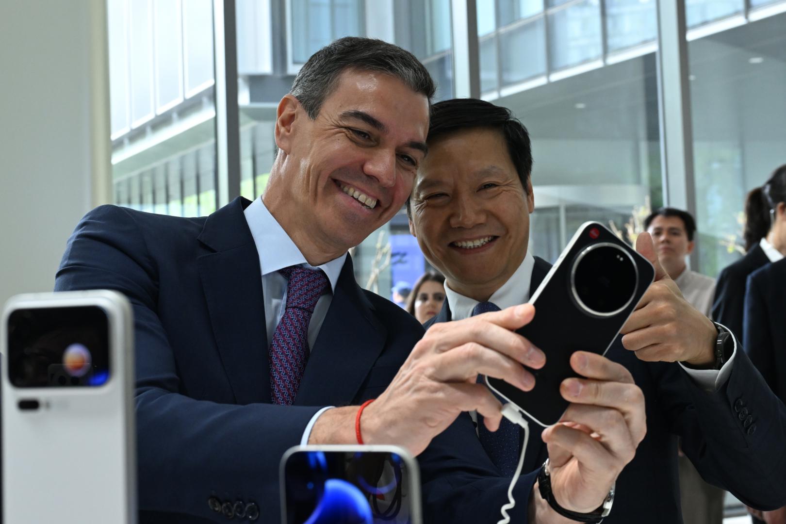 El presidente del Gobierno español, Pedro Sánchez, durante su visita este lunes en Pekín a la sede de la tecnológica Xiaomi junto a su fundador, Lei Juny