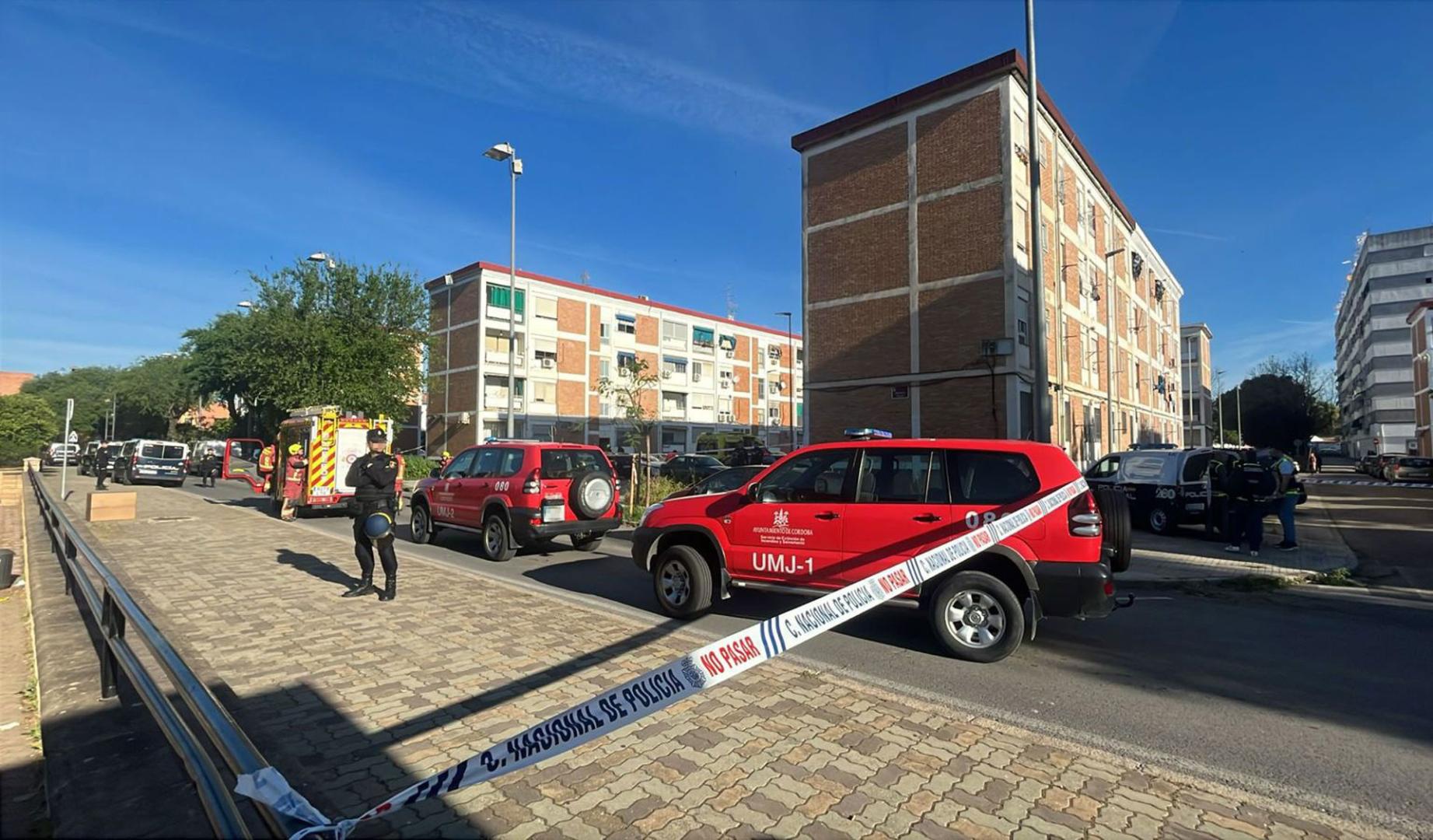 Bomberos y Policía Nacional han intervenido en la Fuensanta tras el asesinato de una mujer de 64 años a manos de su expareja, que roció el lugar con gas pimienta.