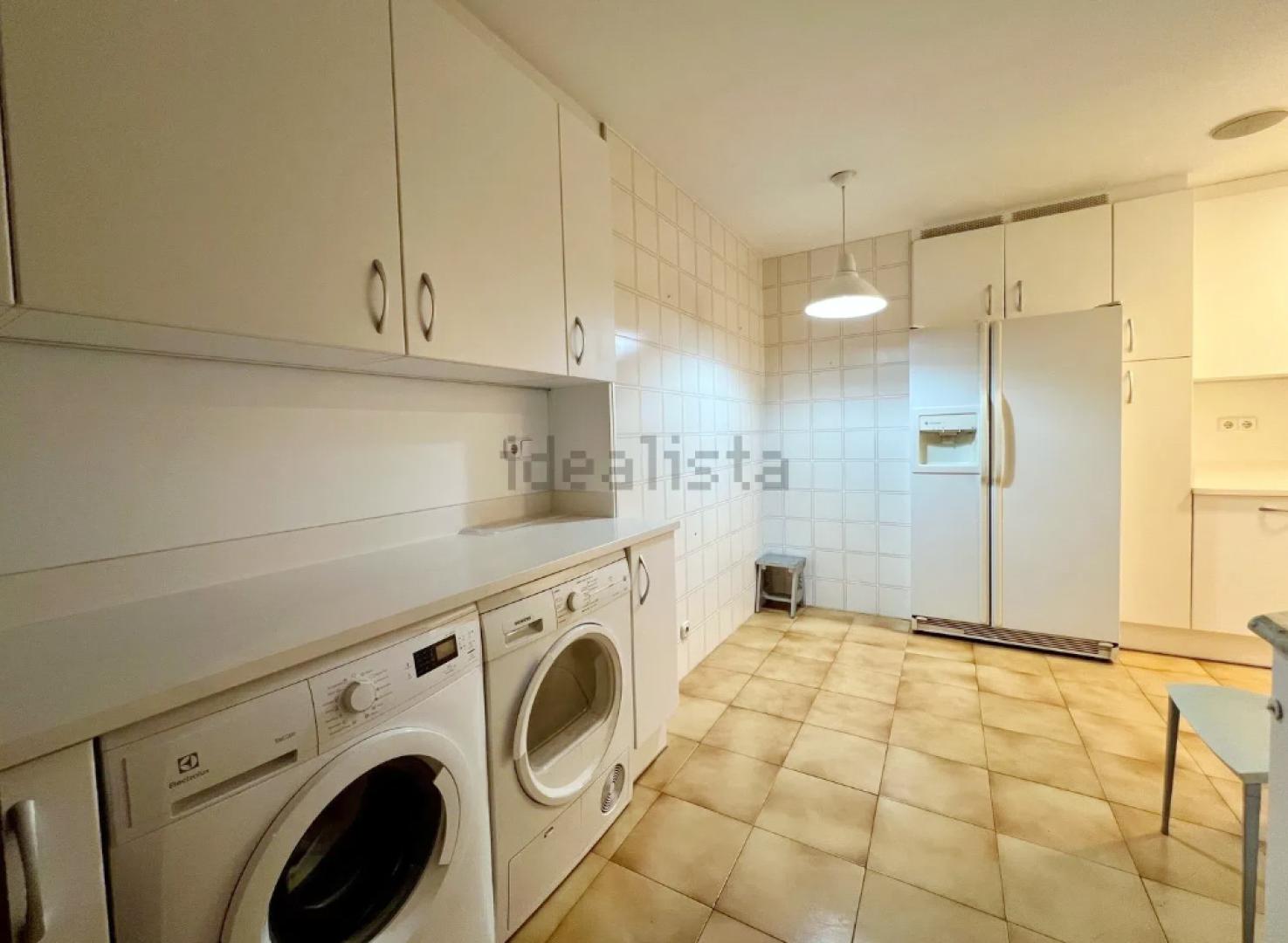 La cocina en forma 'L' cuenta con despensa