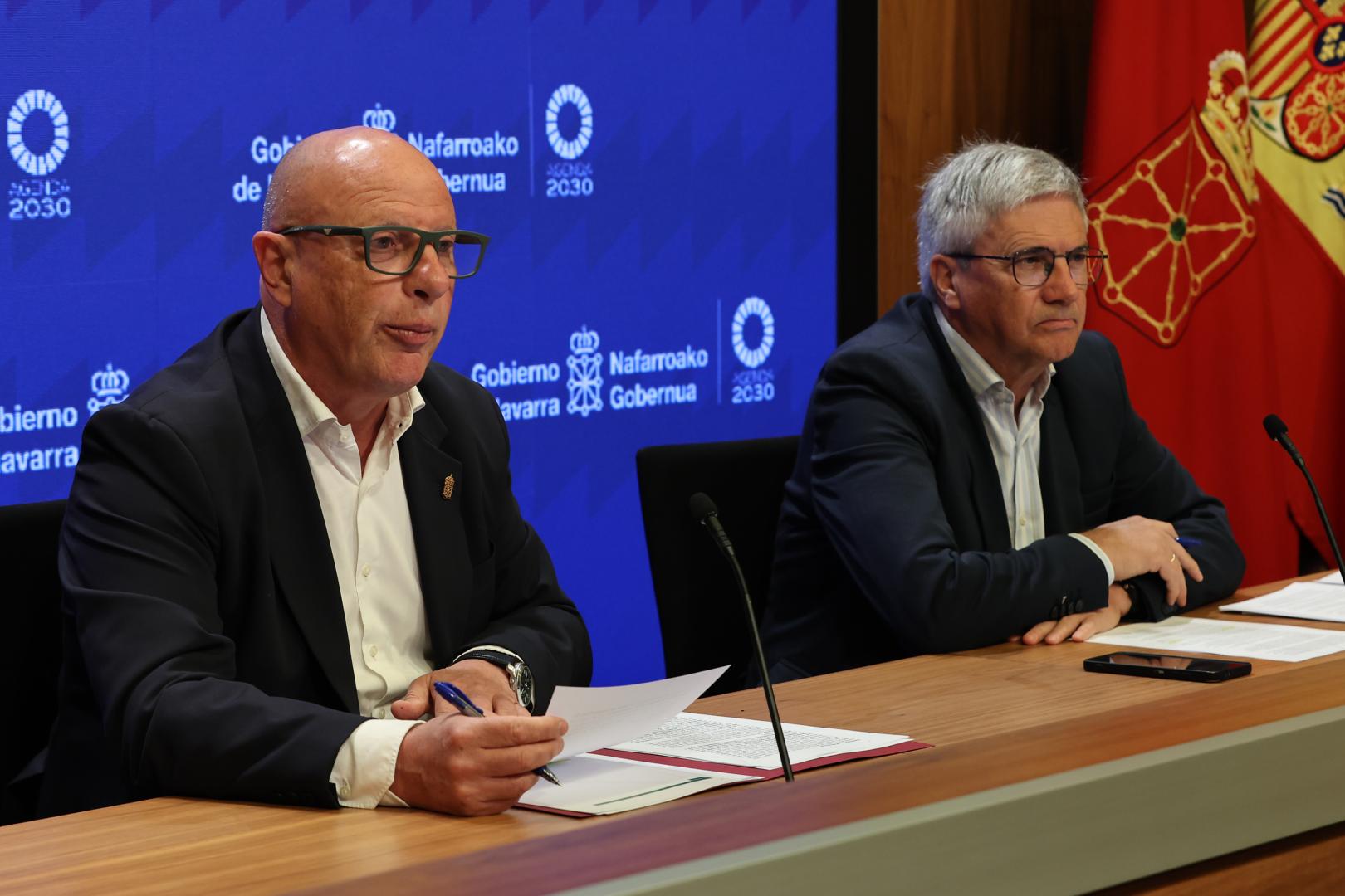 Carlos Gimeno, consejero de Educación, y el director general Gil Sevillano, en la rueda de prensa de este lunes