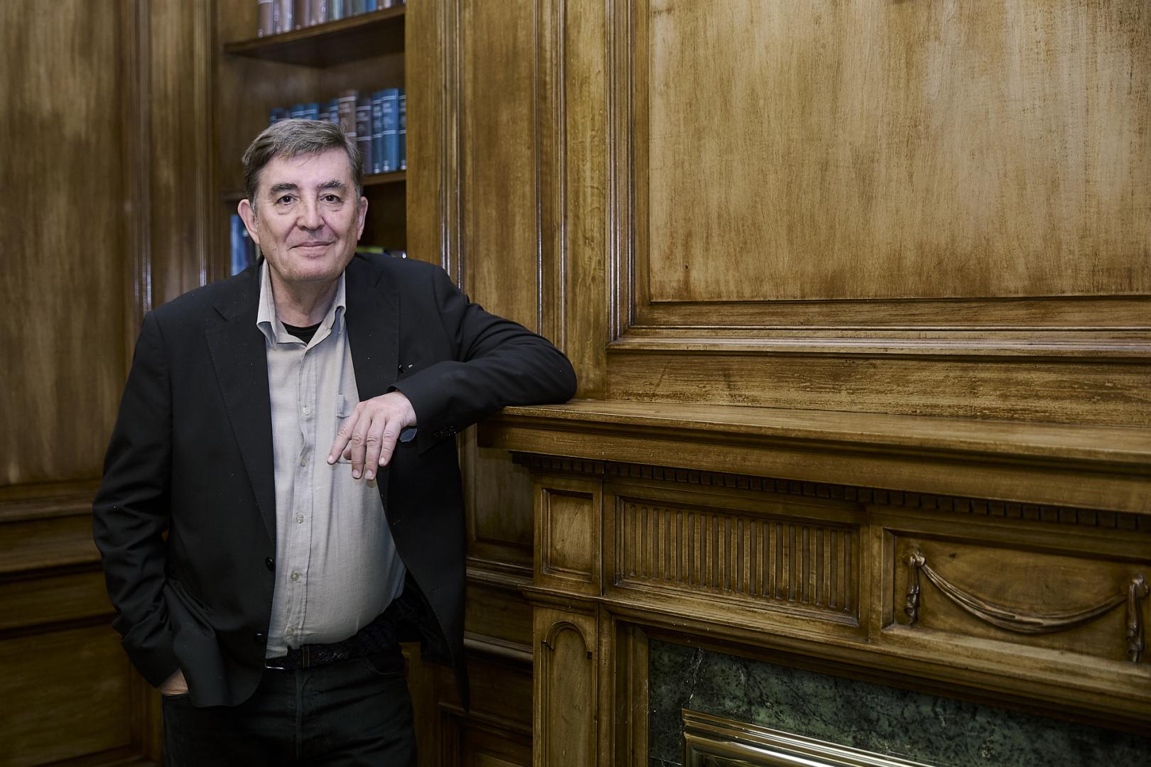 El escritor y director del Instituto Cervantes, Luis García Montero, publica 'La mejor edad'