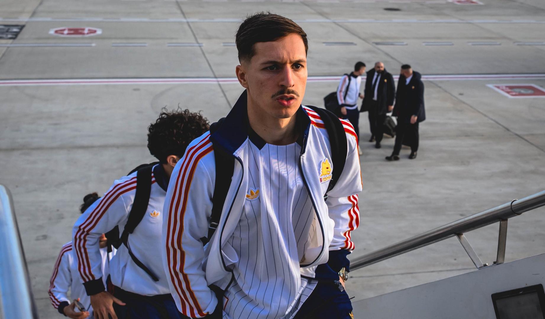 Bryan Zaragoza durante un vuelo con la Roma