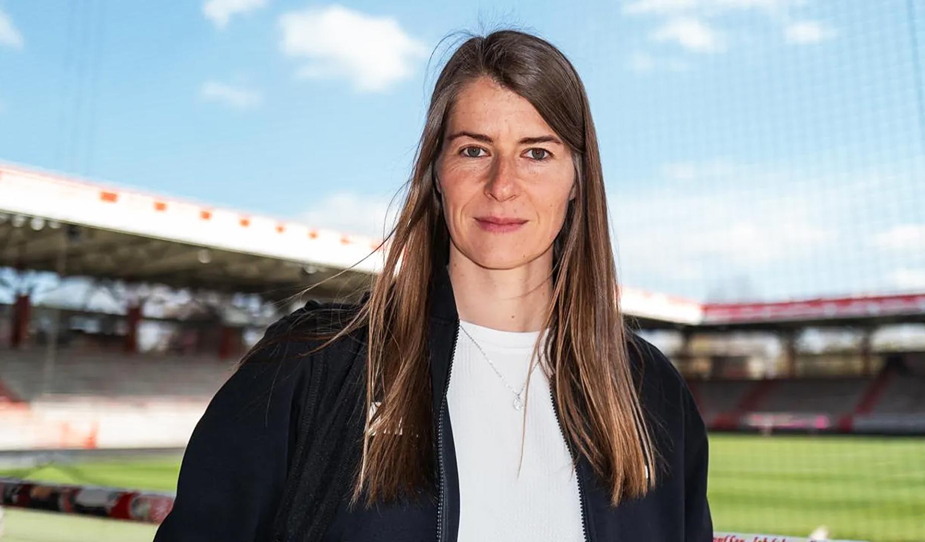 Marie-Louise Eta, en el estadio An der Alten Försterei del Union Berlin en una entrevista reciente publicada en la web del club alemán
