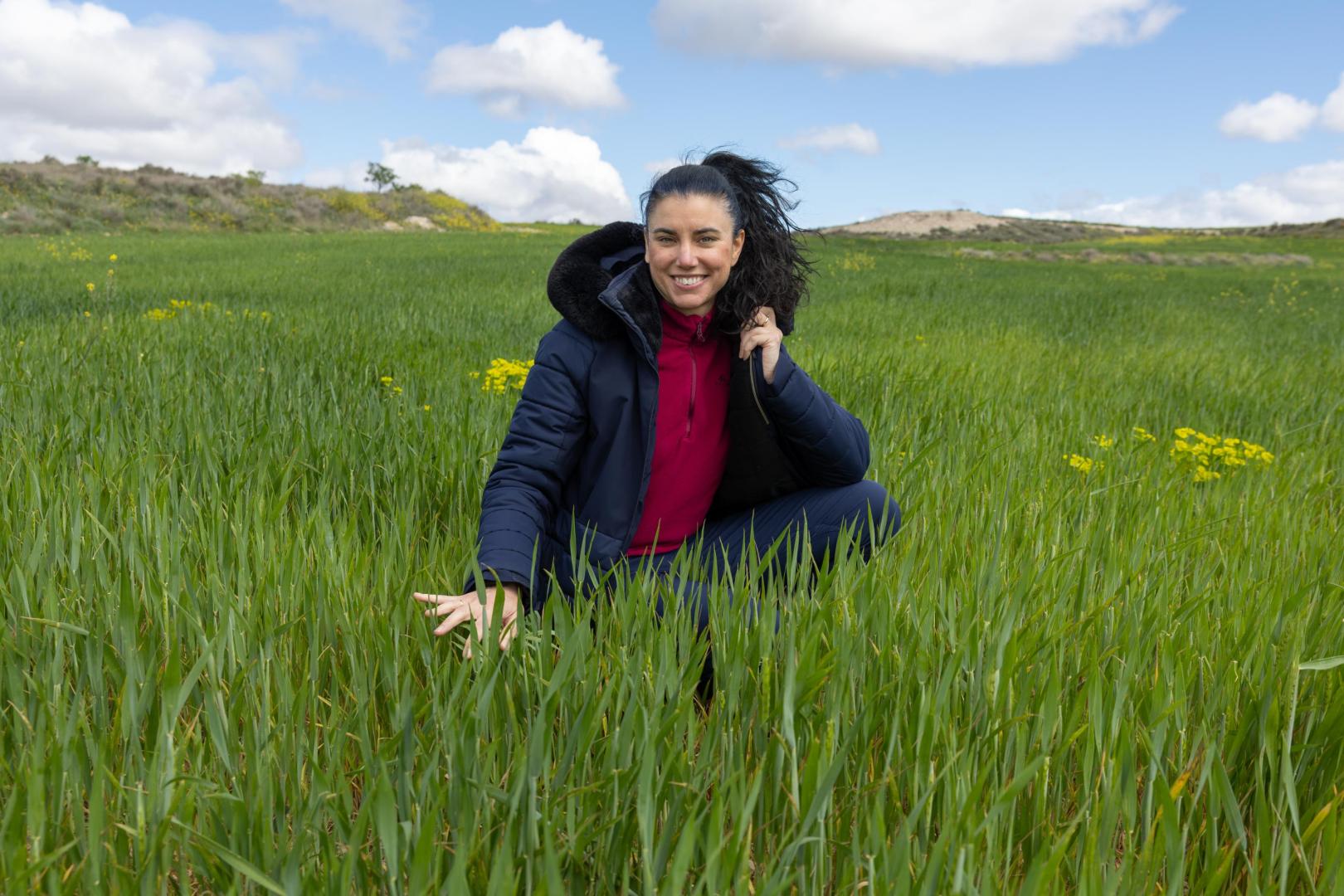 María José Arrondo, presidenta de la Producción Agraria Ecológica de Navarra, en un campo de trigo ecológico.