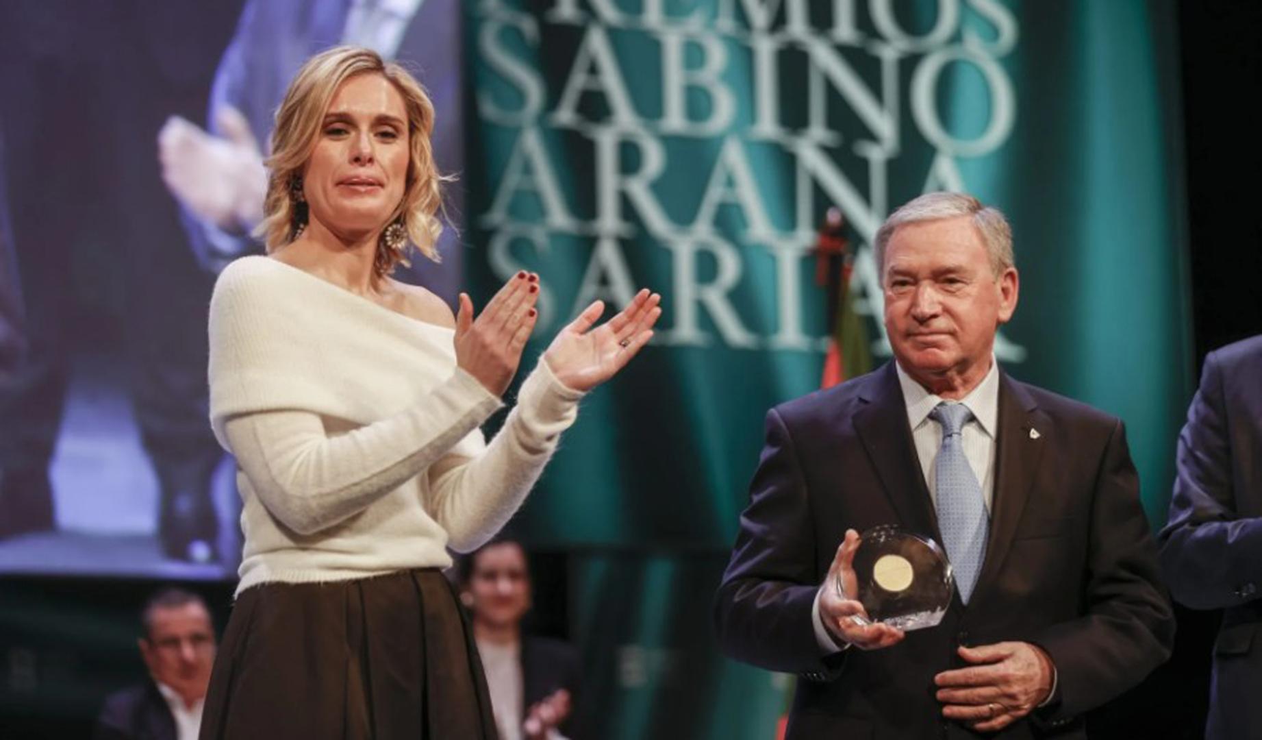 El entrenador de fútbol Javier Clemente recoge el premio de manos de Mireia Zarate en el acto de entrega de los Premios Sabino Arana 2023 en Bilbao