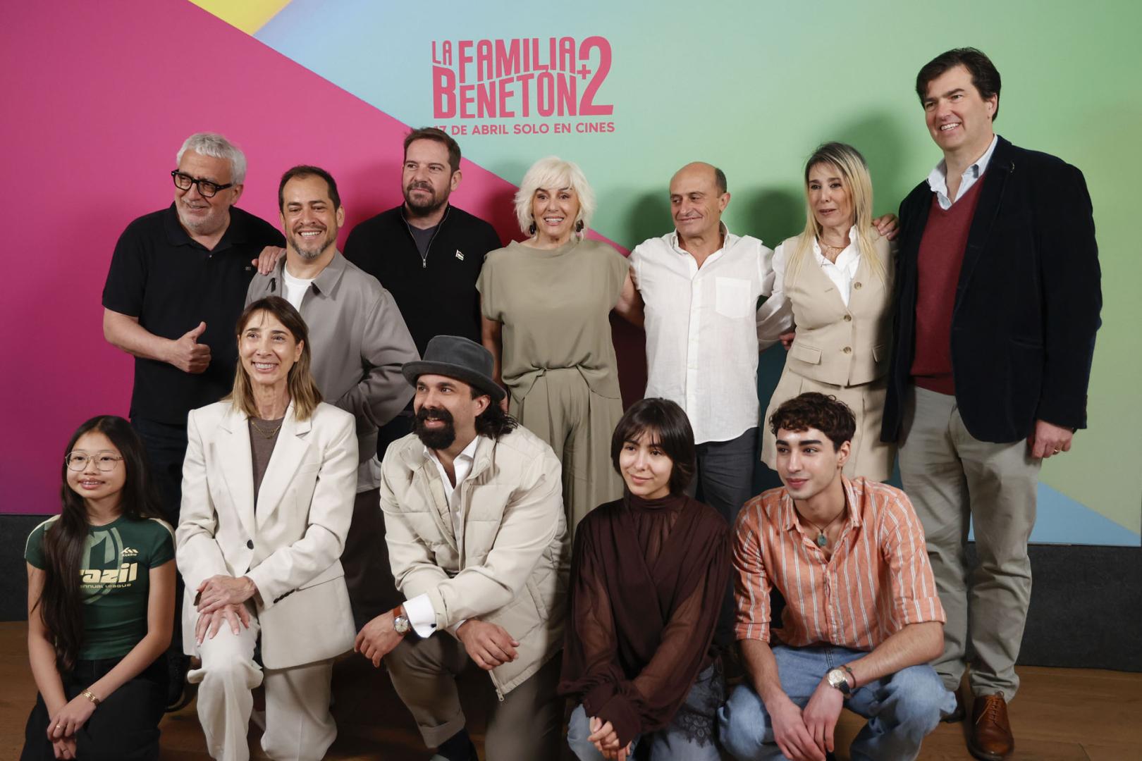 El director de cine Joaquín Mazón (tercero por la izquierda en la fila de atrás) posa con miembros del reparto durante el pase gráfico de presentación de la película 'La Familia Benetón +2'