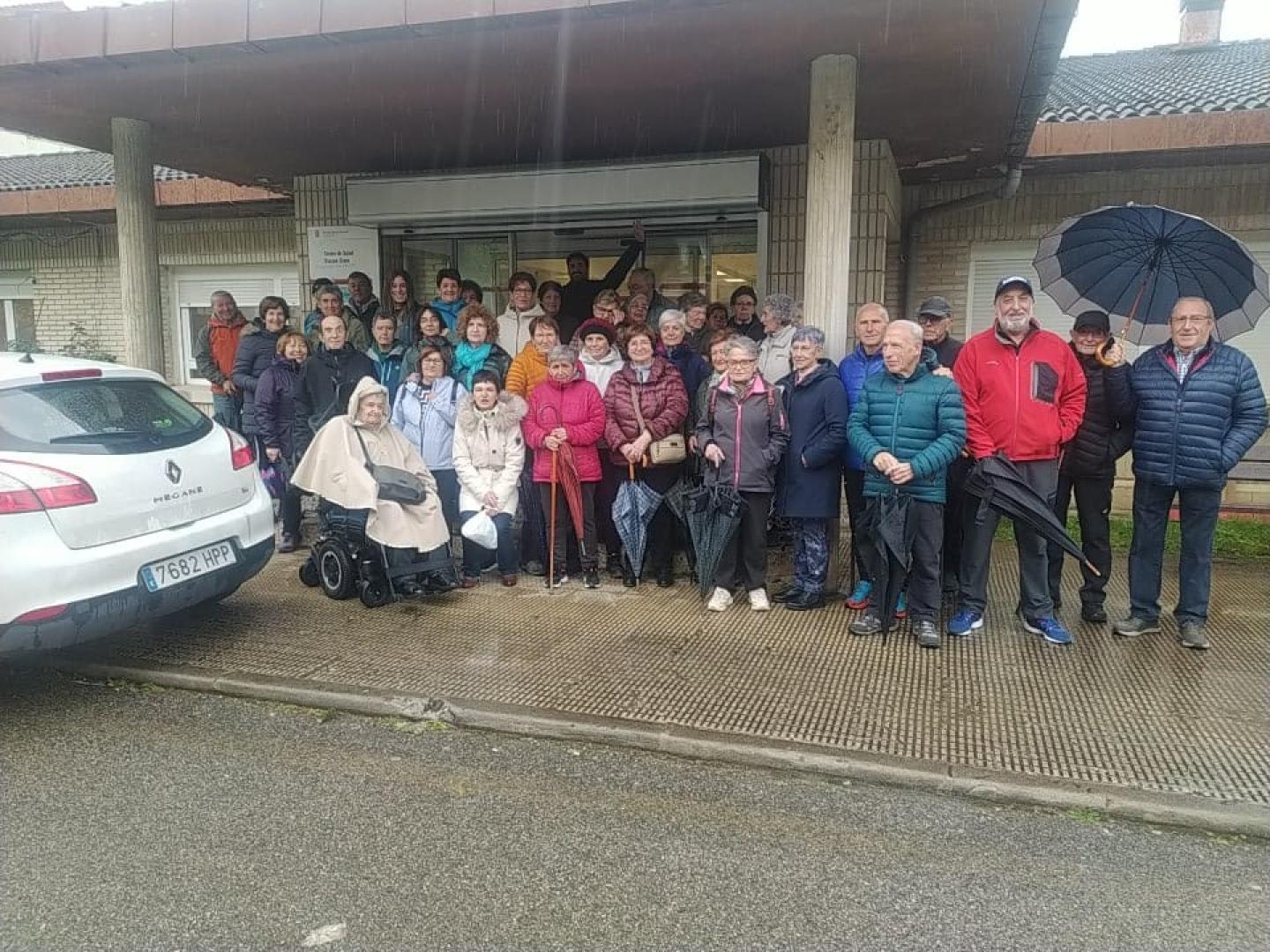 Participantes en el primer 'Paseo Saludable' de este lunes desde el Centro de Salud de Alsasua.