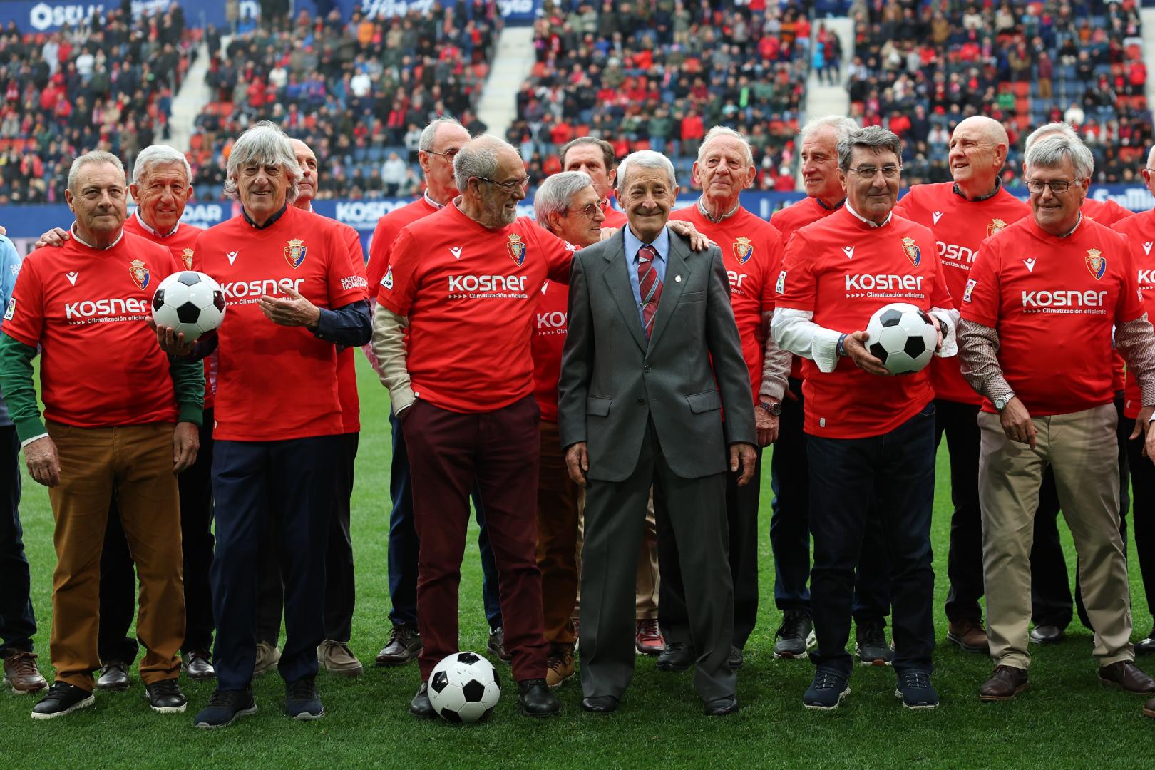 Pepe Alzate, en el centro de la imagen, junto a aquel equipo histórico, homenajeado este domingo en El Sadar