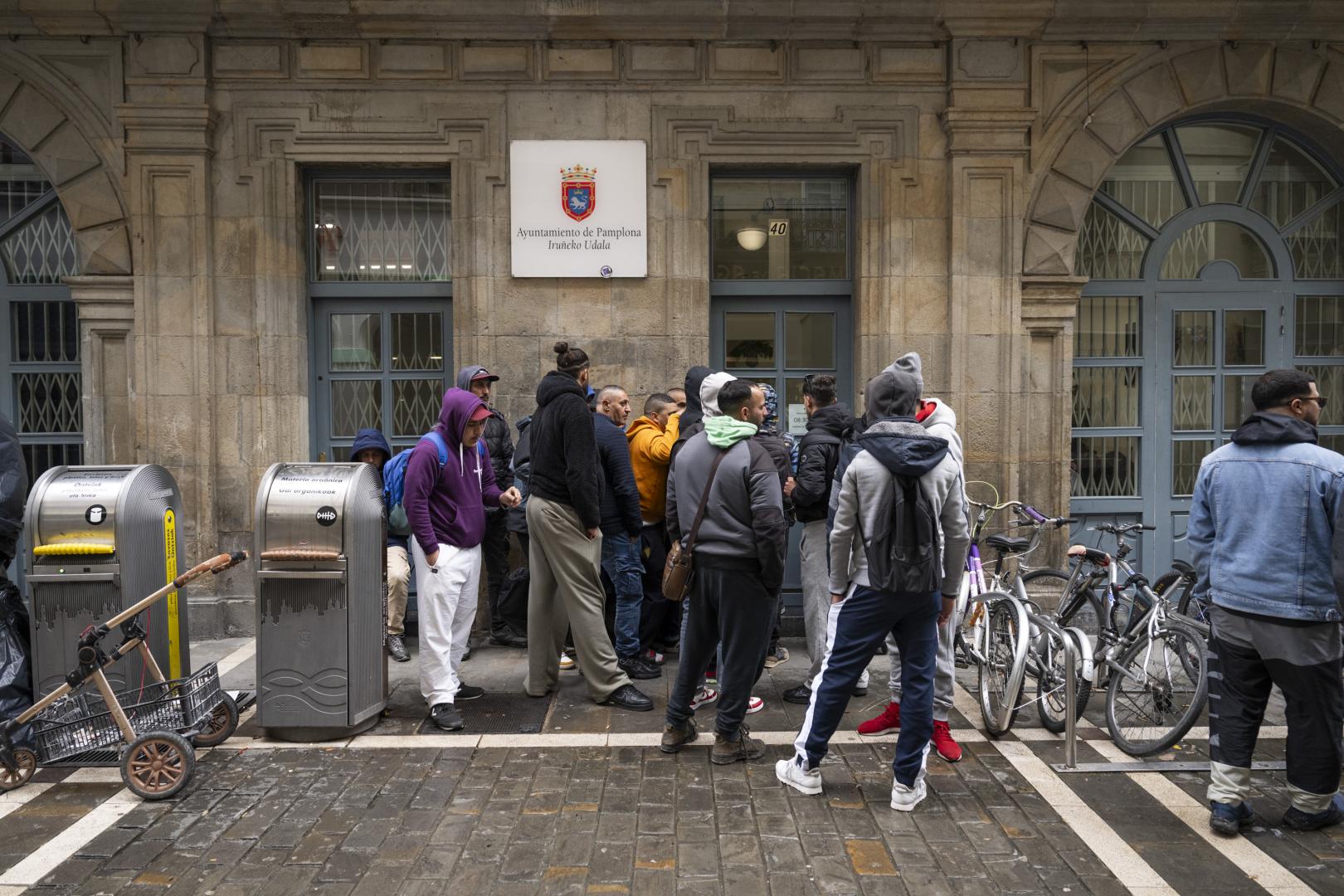 Varias de las personas desalojadas del convento de Agustinas esperan en la oficina municipal de la calle Zapatería 72 para solicitar su certificado de empadronamiento