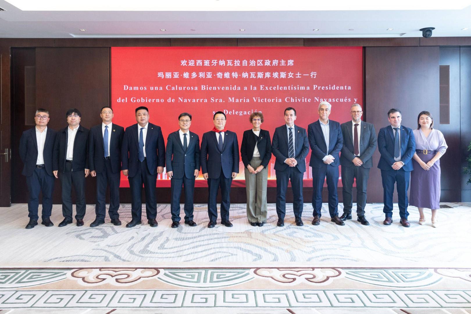 MENSAJE DE BIENVENIDA A CHIVITE. La presidenta María Chivite, entre el vicepresidente de la constructora china CSCEC, Chen Yong, con pañuelo rojo al cuello, y el consejero Mikel Irujo, junto a los representantes de la empresa y de la delegación navarra