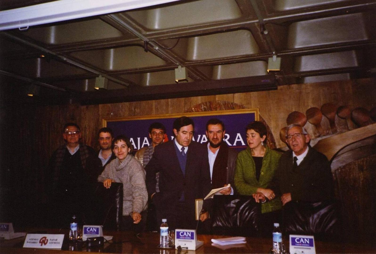 Presentación del número 100 de Río Arga, en 2001: de izquierda a derecha, Jesús Mauleón, Alfonso Pascal, Blanca Gil, Carlos Mata, Víctor Manuel Arbeloa, Juan Ramón Corpas, Maite Pérez Larumbe y Jesús Górriz