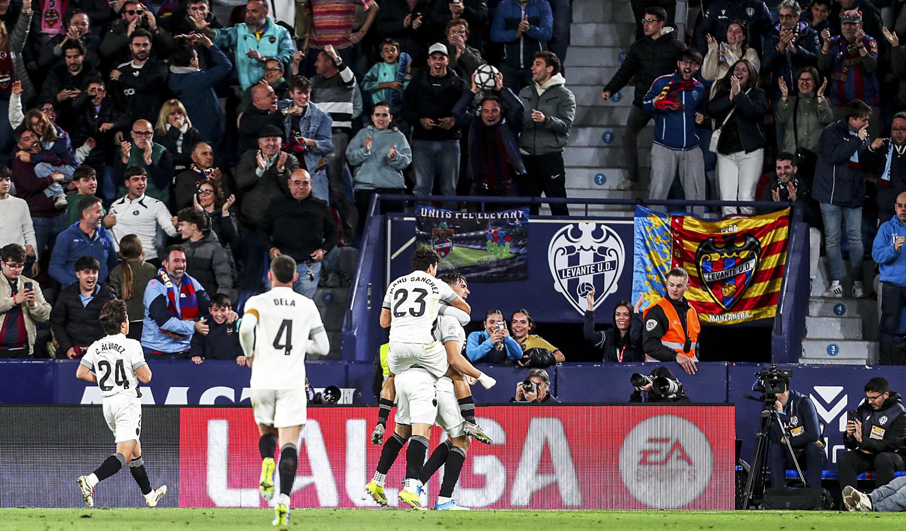 Locura en el Ciutat de Valencia tras el gol anotado por Carlos Espçi, felicitado por sus compañeros