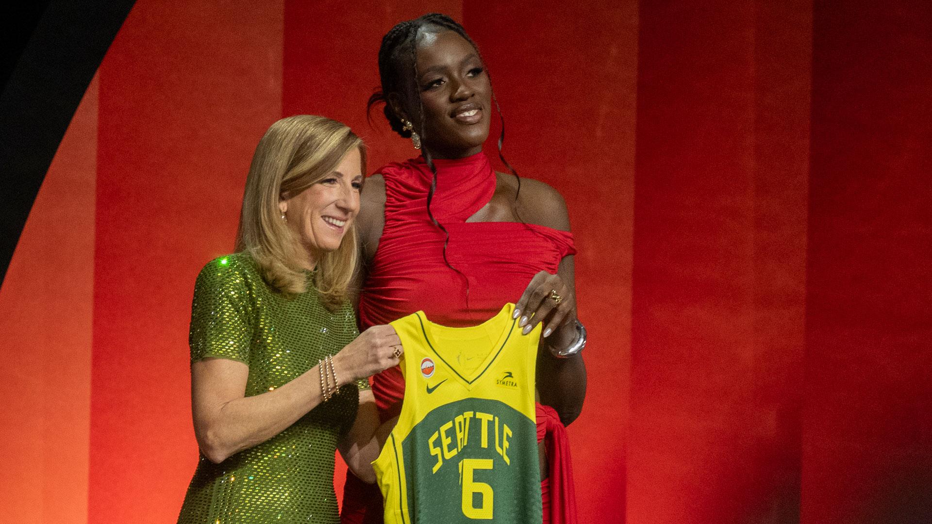 La española Awa Fam Thiam (d) posa junto a la comisionada de la WNBA, Cathy Engelbert, tras ser seleccionada en el tercer lugar por las Seattle Storm en el draft