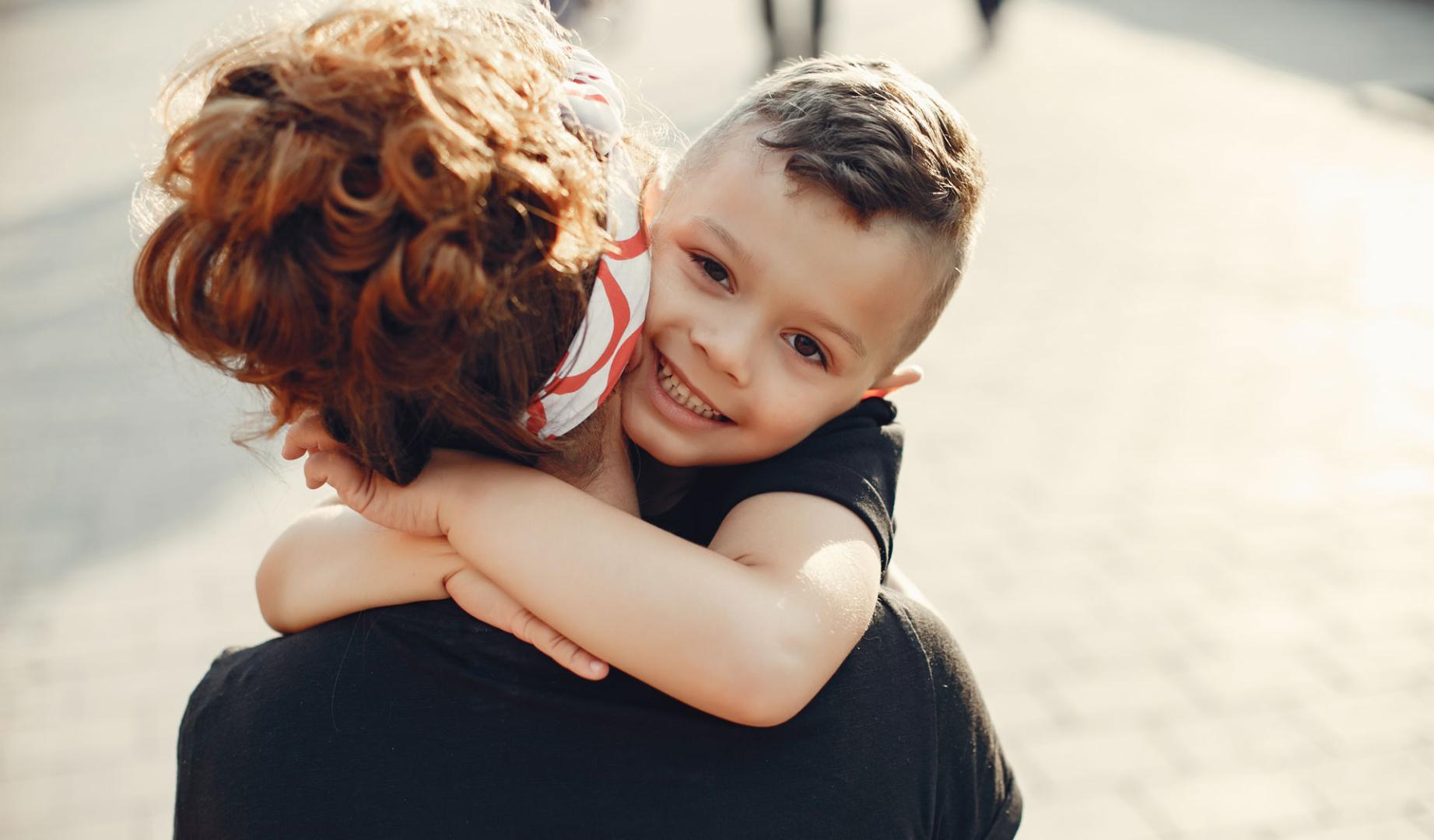 El abrazo, añade, activa circuitos cerebrales relacionados con la calma y el vínculo, y actúa como una herramienta de regulación del sistema nervioso