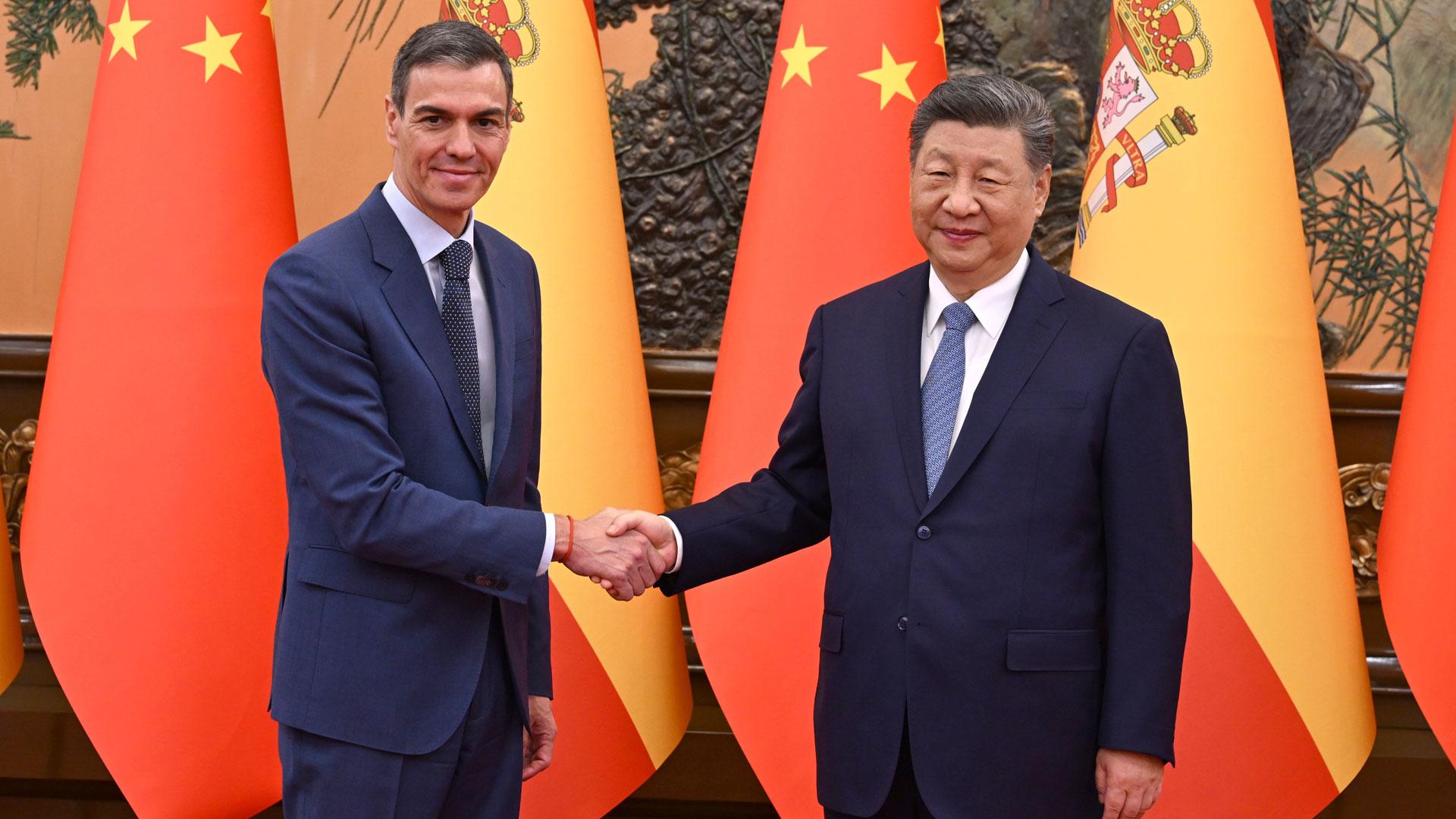 El presidente del Gobierno español, Pedro Sánchez, junto al presidente chino, Xi Jinping, antes de la reunión mantenida este martes en Pekín
