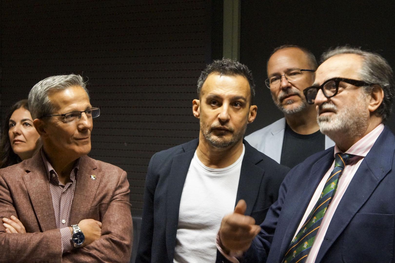 El director de cine Alejandro Amenábar, en el centro, participa este martes en el acto del treinta aniversario de la película 'Tesis' en la Facultad de Ciencias de la Información de la Universidad Complutense de Madrid